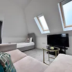 10 Min Drive To Airport - Free Parking - 15 Min Bus Ride - Ev Charge Available