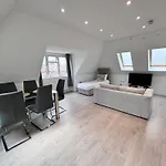 10 Min Drive To Airport - Free Parking - 15 Min Bus Ride - Ev Charge Available