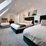 10 Min Drive To Airport - Free Parking - 15 Min Bus Ride - Ev Charge Available