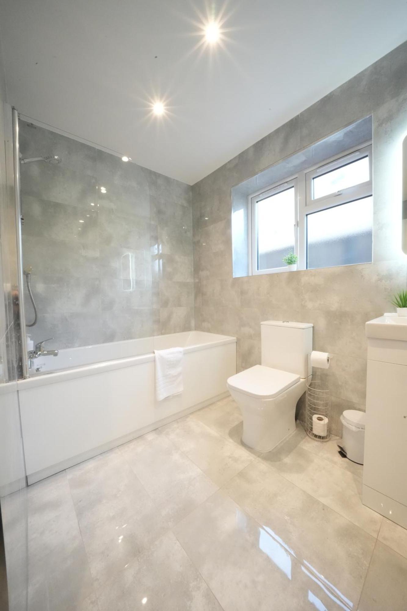 10 Min Drive To Airport - Free Parking - 15 Min Bus Ride - Ev Charge Available *