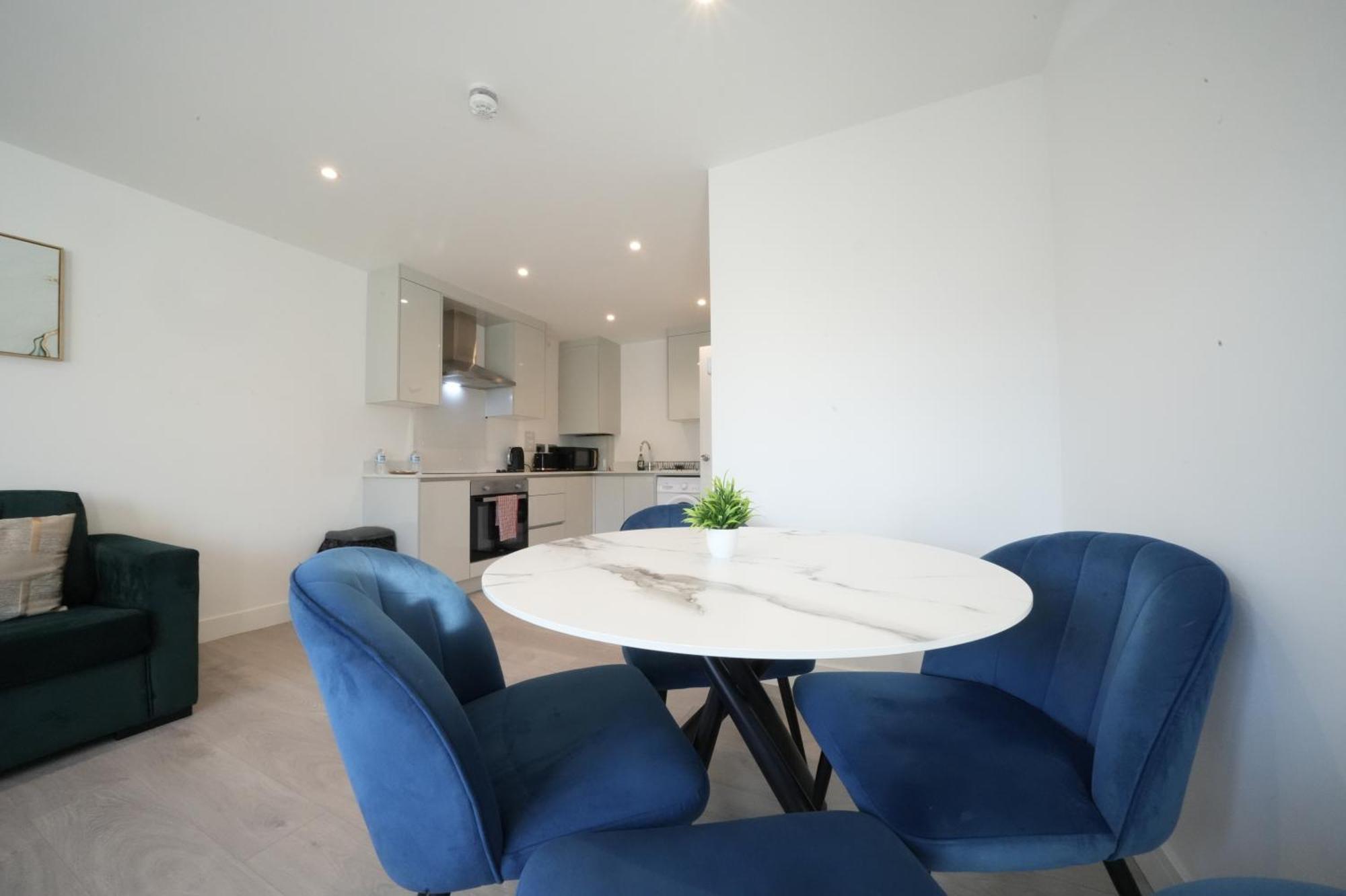 10 Min Drive To Airport - Free Parking - 15 Min Bus Ride - Ev Charge Available Stanwell