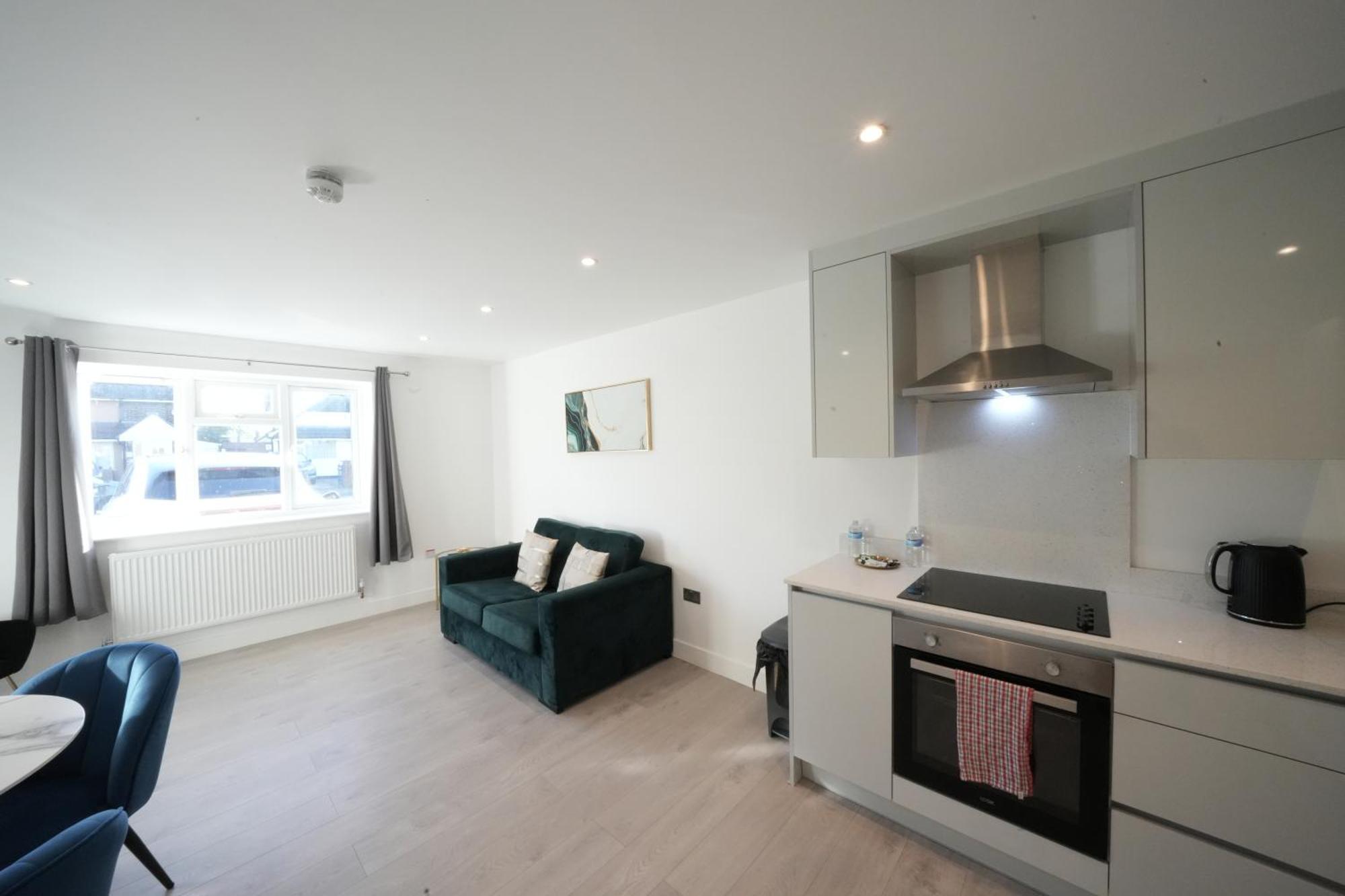 10 Min Drive To Airport - Free Parking - 15 Min Bus Ride - Ev Charge Available Apartment Stanwell