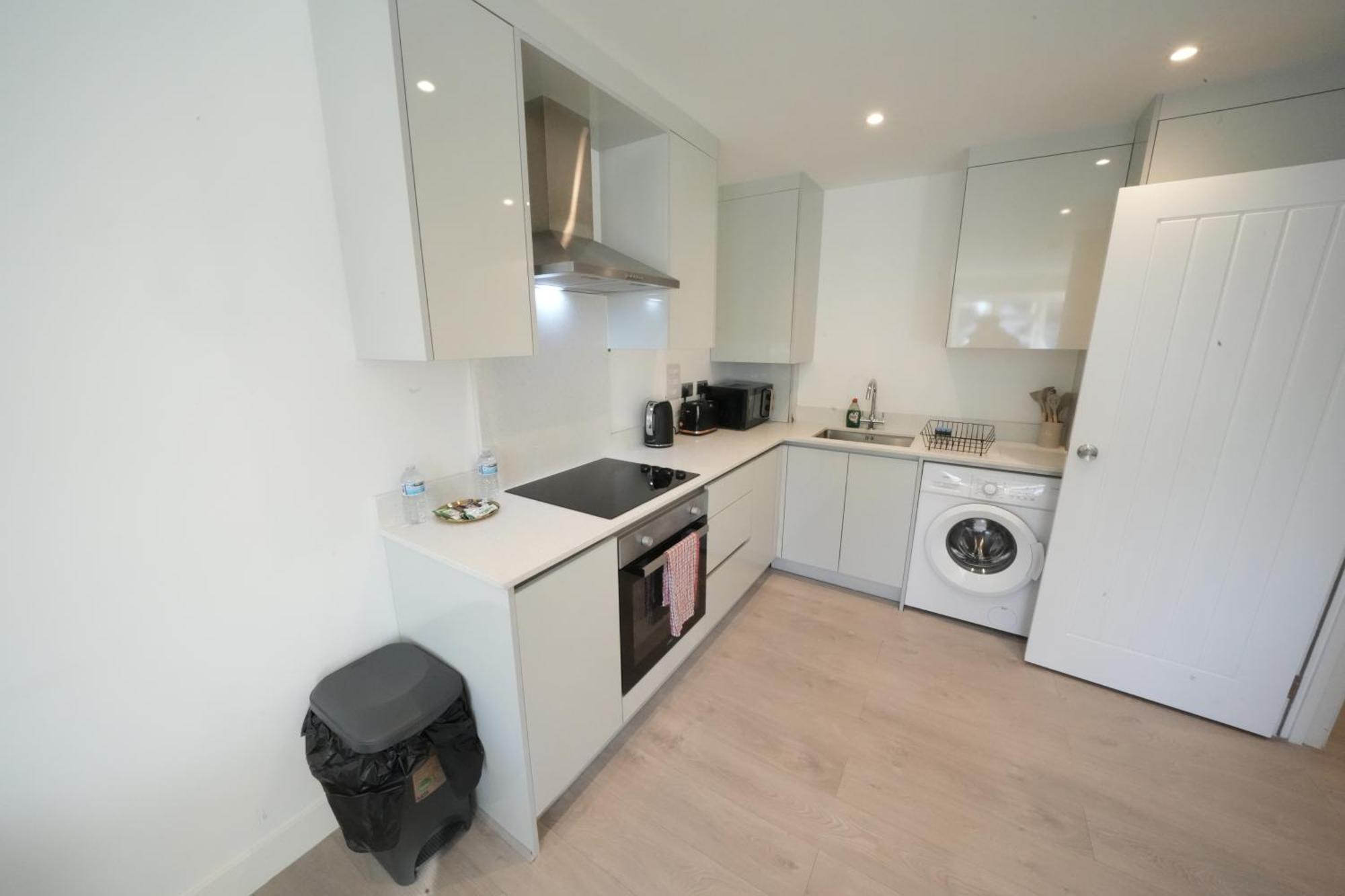 10 Min Drive To Airport - Free Parking - 15 Min Bus Ride - Ev Charge Available *