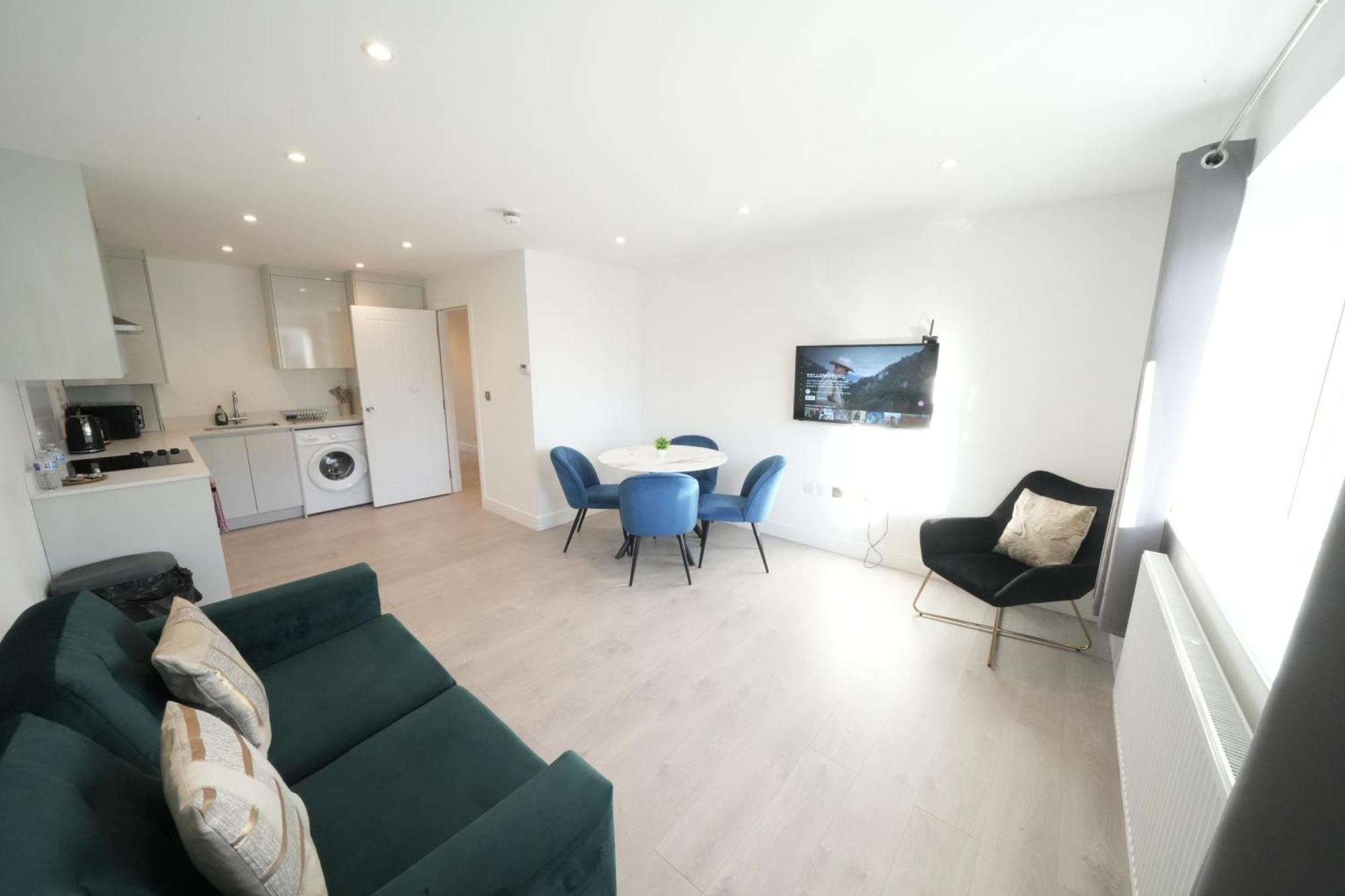 10 Min Drive To Airport - Free Parking - 15 Min Bus Ride - Ev Charge Available * Stanwell