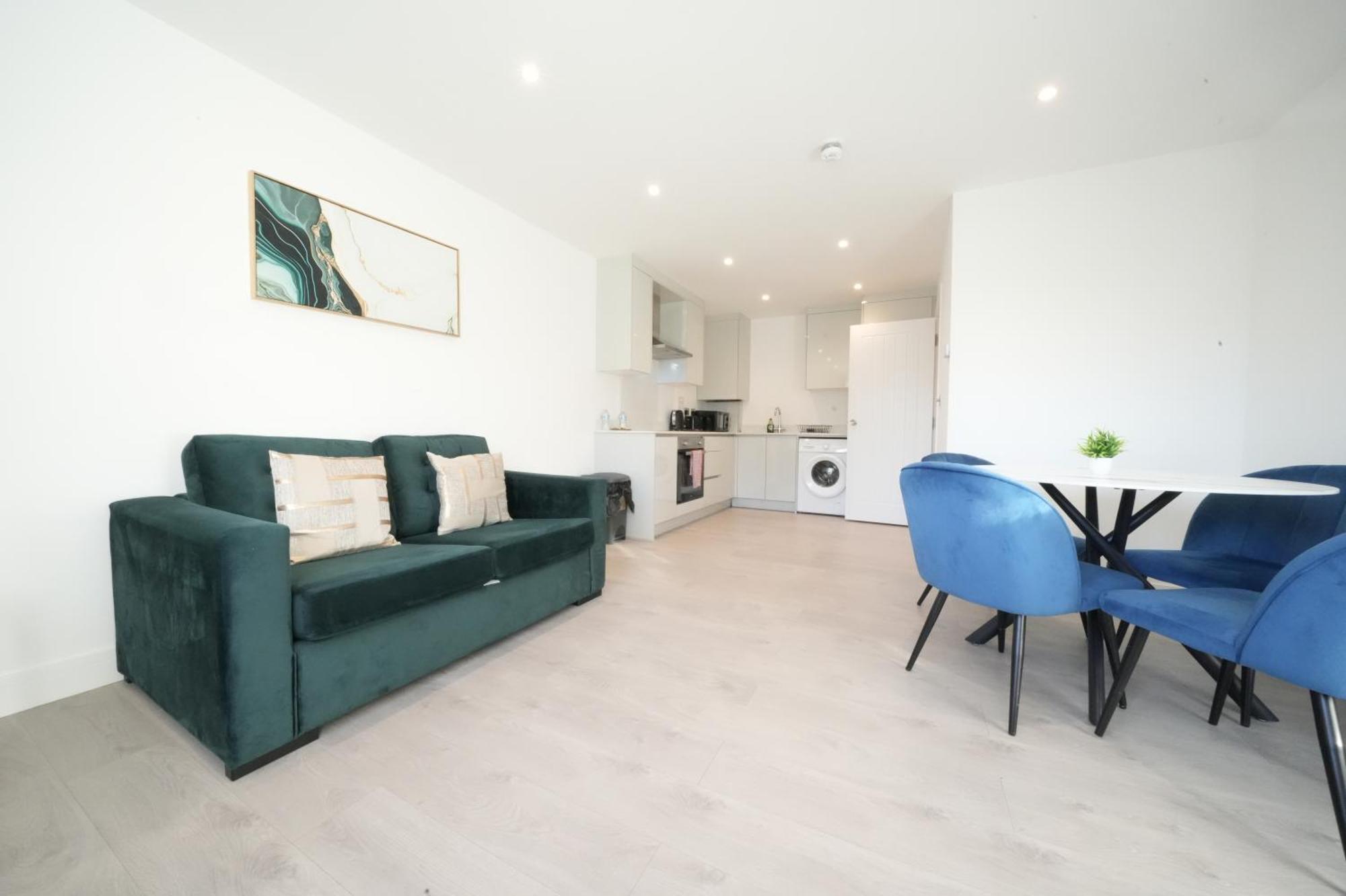 10 Min Drive To Airport - Free Parking - 15 Min Bus Ride - Ev Charge Available Apartment *