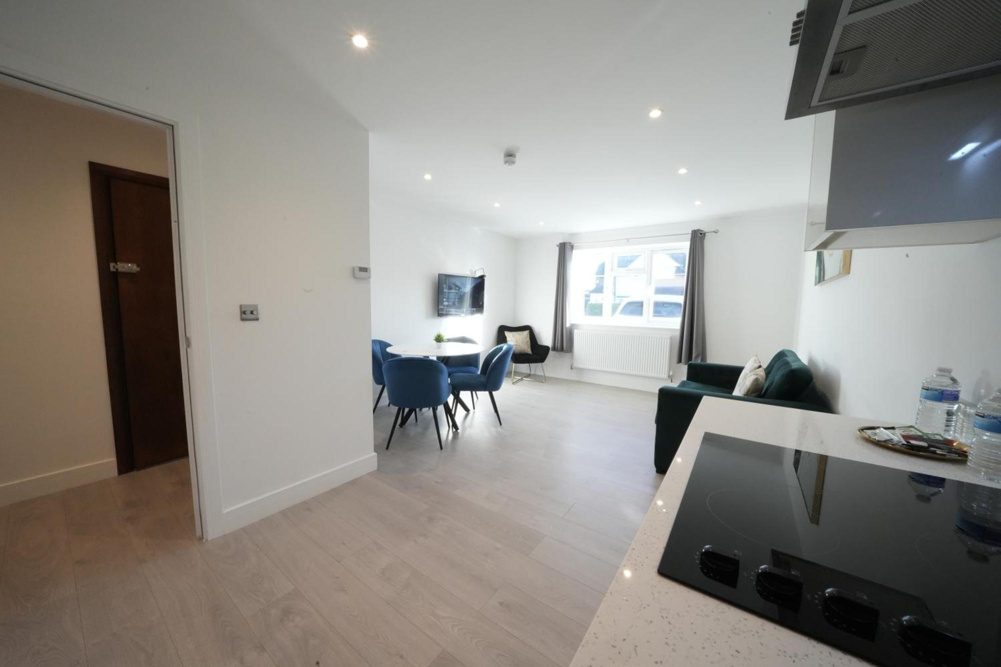 Apartment 10 Min Drive To Airport - Free Parking - 15 Min Bus Ride - Ev Charge Available *