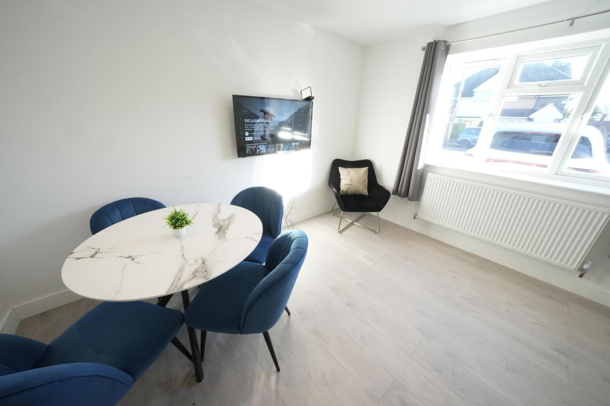 10 Min Drive To Airport - Free Parking - 15 Min Bus Ride - Ev Charge Available Apartment Stanwell