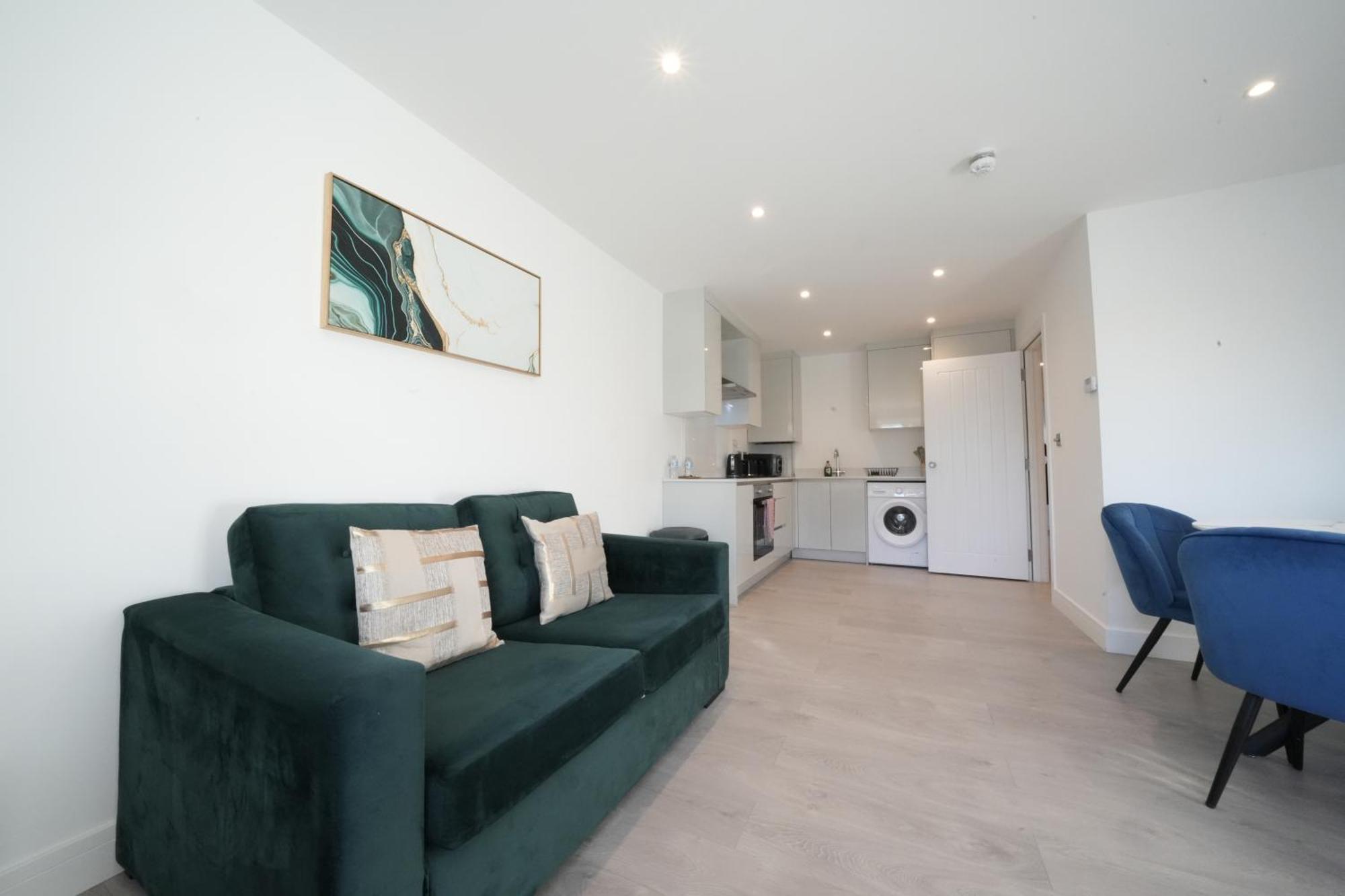 10 Min Drive To Airport - Free Parking - 15 Min Bus Ride - Ev Charge Available *