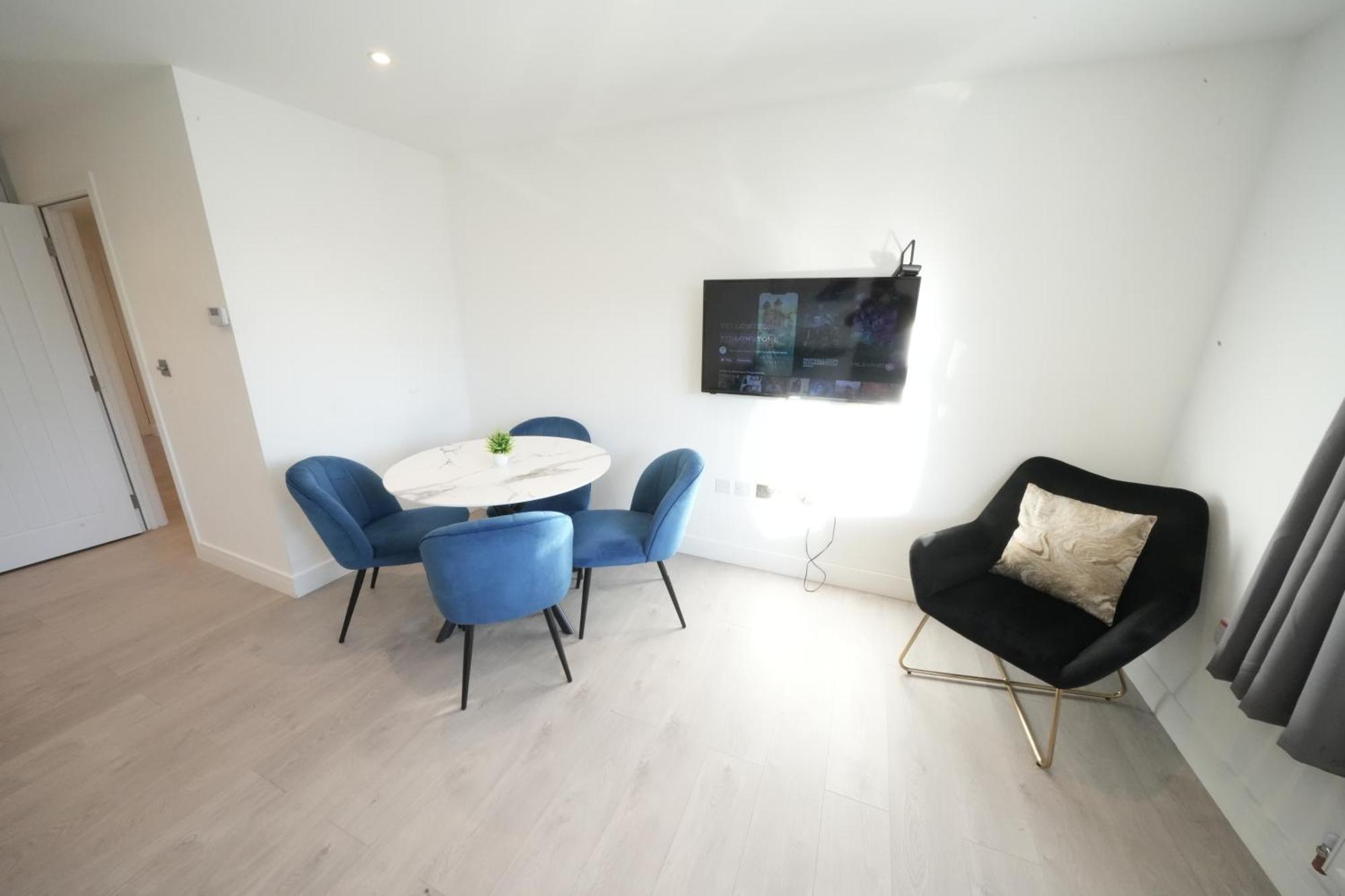 10 Min Drive To Airport - Free Parking - 15 Min Bus Ride - Ev Charge Available Stanwell