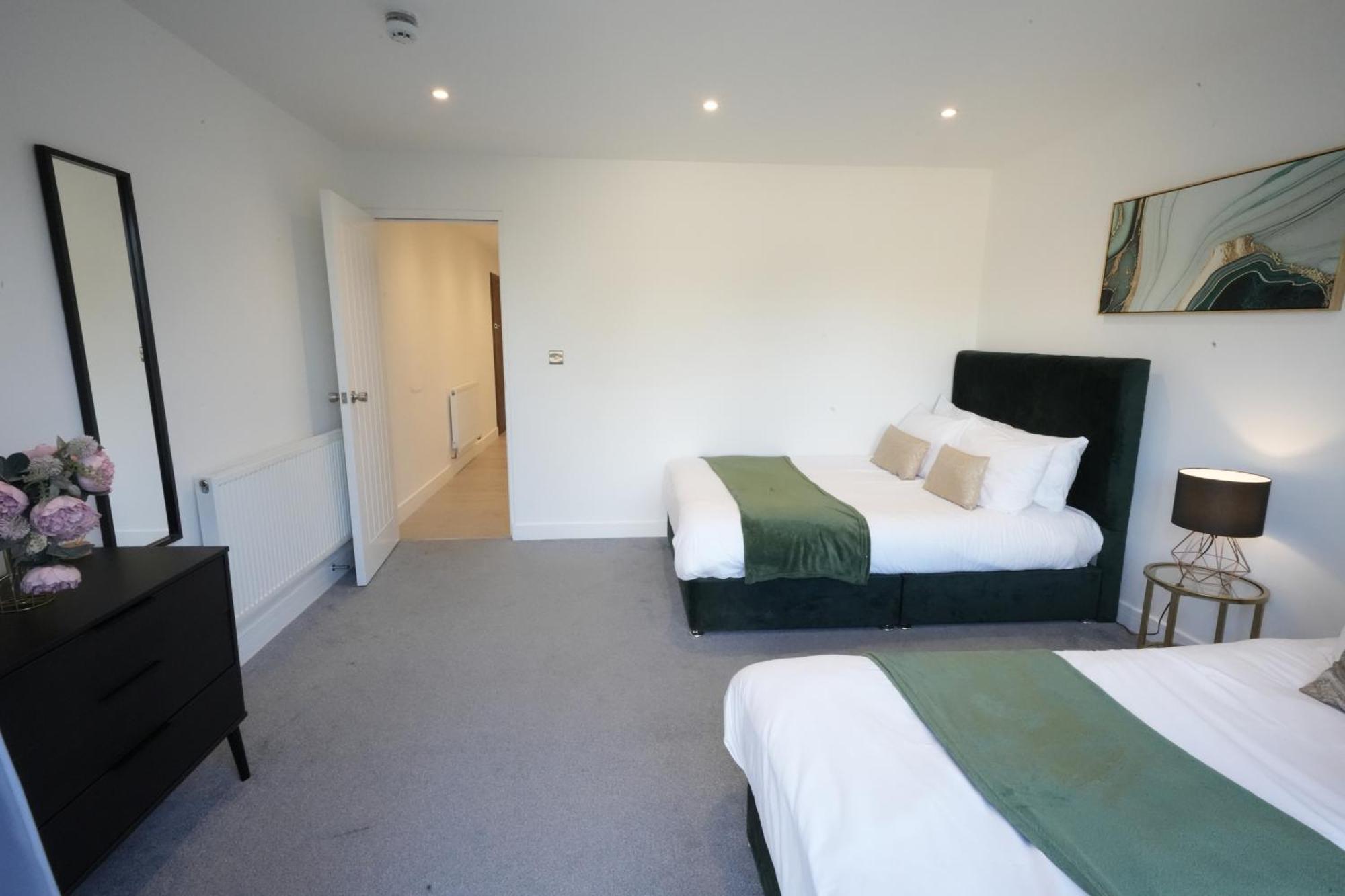 10 Min Drive To Airport - Free Parking - 15 Min Bus Ride - Ev Charge Available * Stanwell