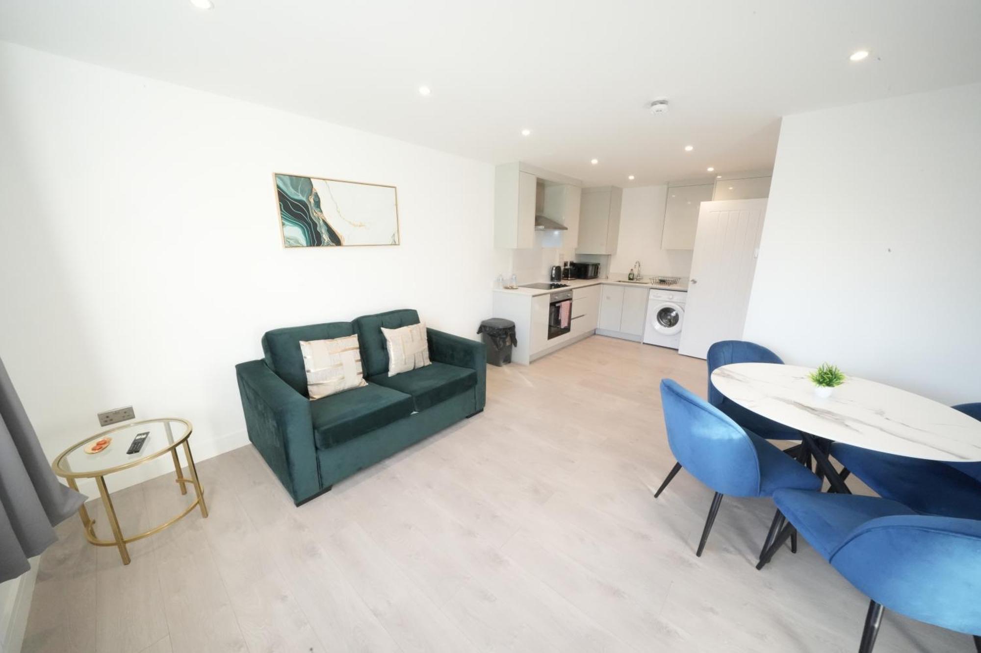 10 Min Drive To Airport - Free Parking - 15 Min Bus Ride - Ev Charge Available