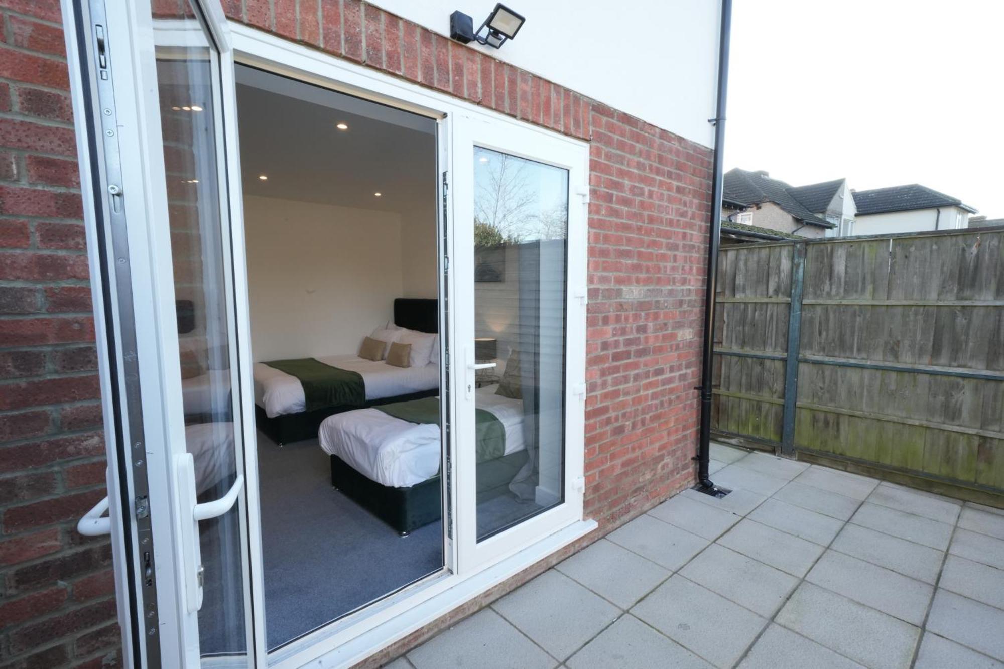 Apartment 10 Min Drive To Airport - Free Parking - 15 Min Bus Ride - Ev Charge Available Stanwell