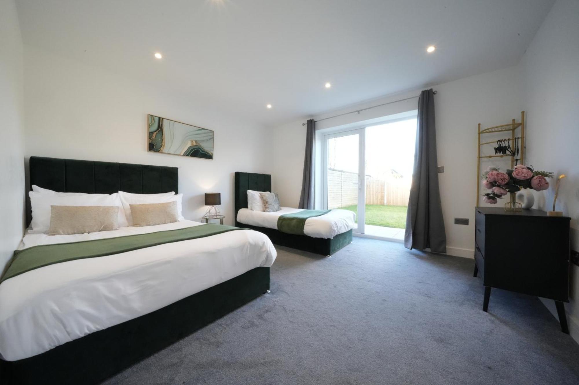 10 Min Drive To Airport - Free Parking - 15 Min Bus Ride - Ev Charge Available Stanwell