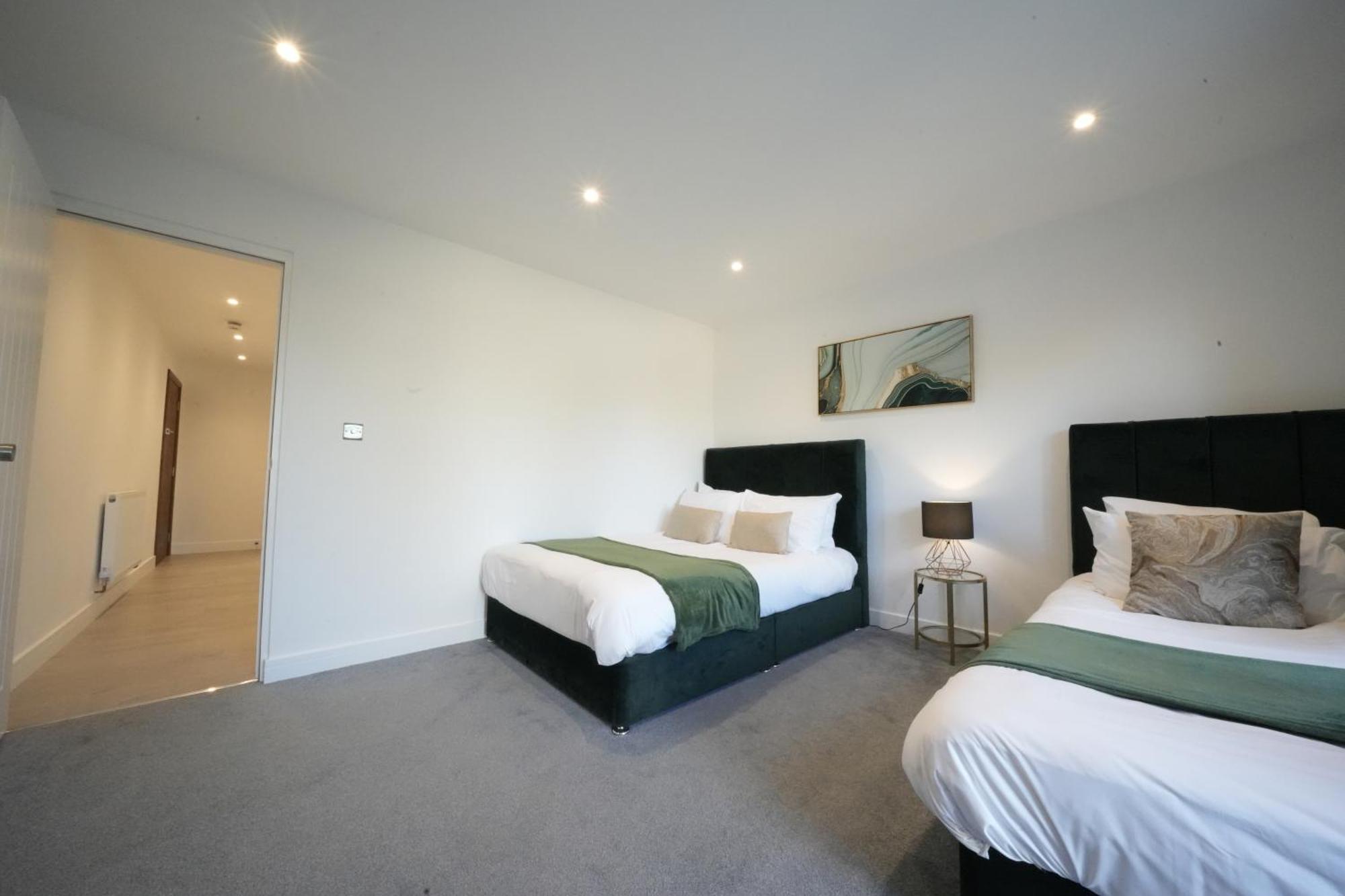 10 Min Drive To Airport - Free Parking - 15 Min Bus Ride - Ev Charge Available * Stanwell