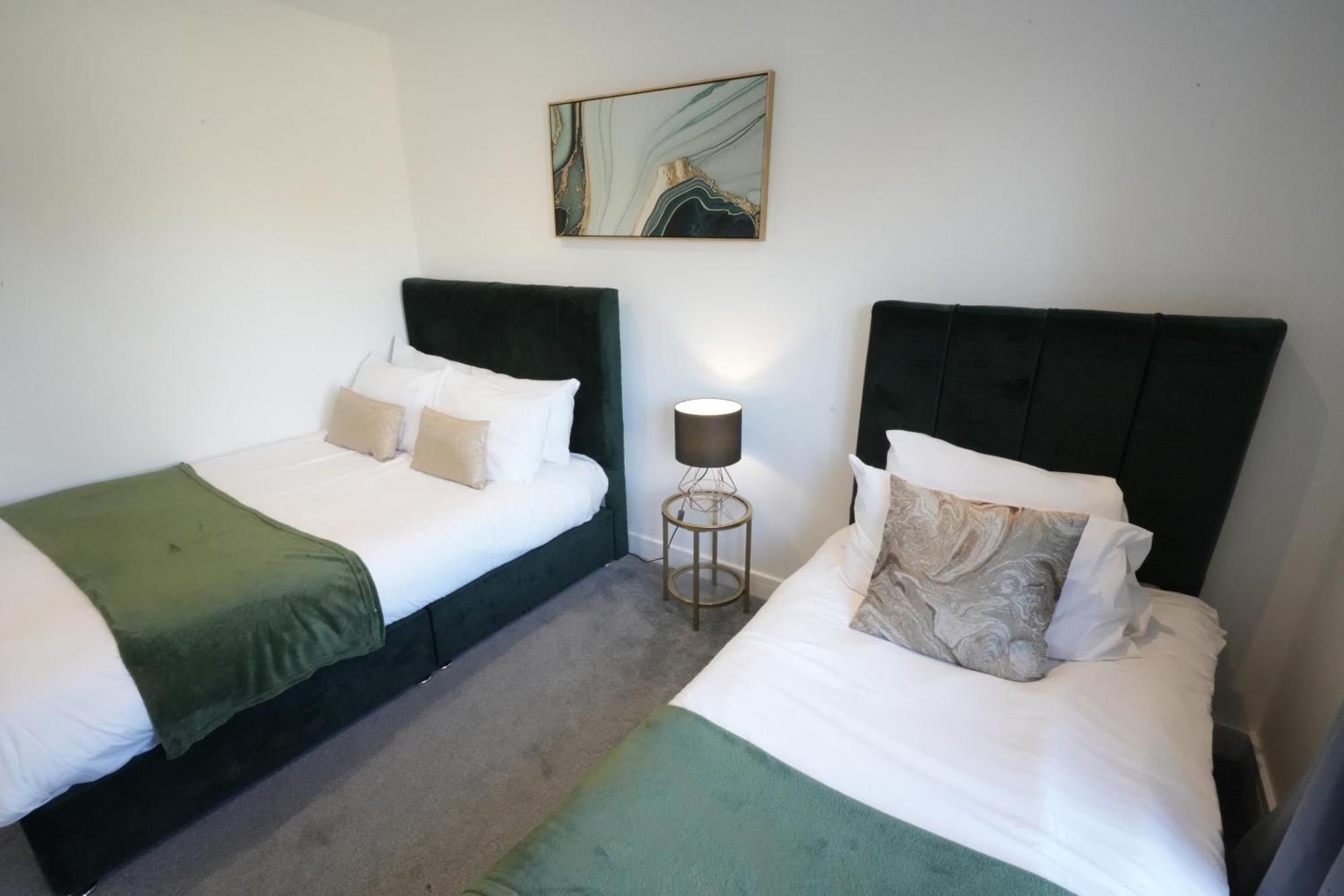 10 Min Drive To Airport - Free Parking - 15 Min Bus Ride - Ev Charge Available Apartment