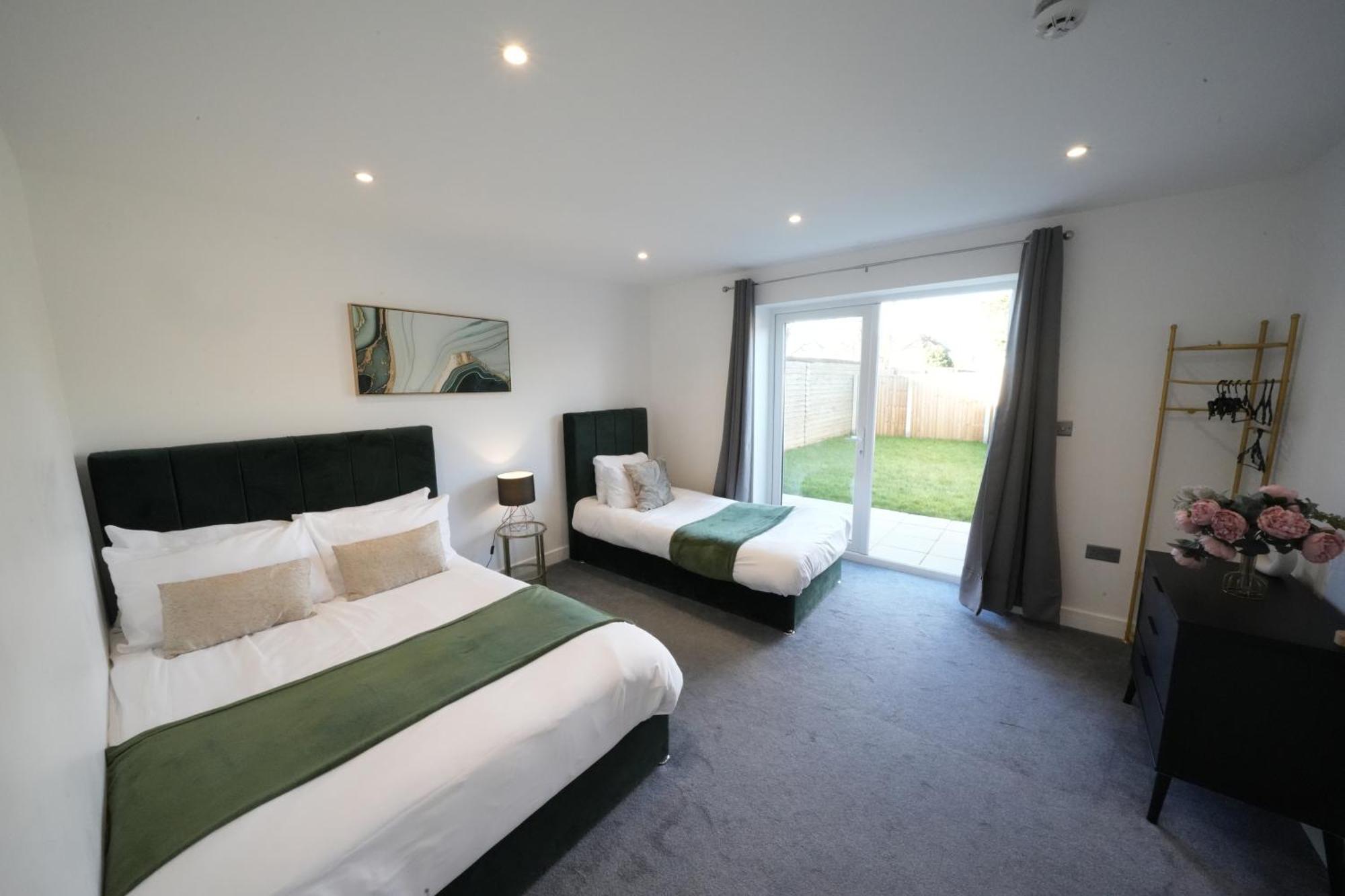 Apartment 10 Min Drive To Airport - Free Parking - 15 Min Bus Ride - Ev Charge Available