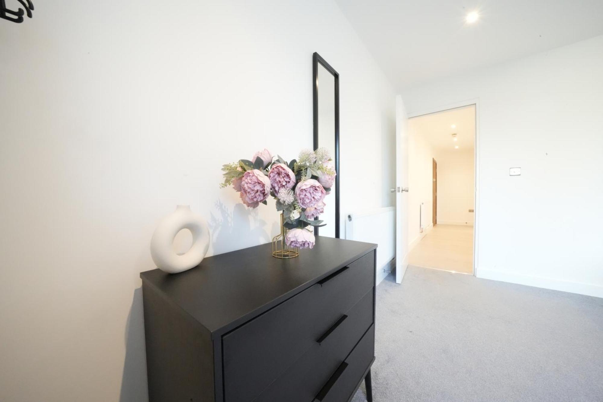 10 Min Drive To Airport - Free Parking - 15 Min Bus Ride - Ev Charge Available Apartment *