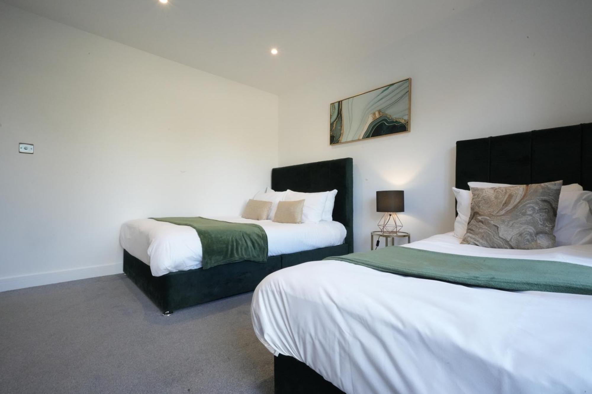 Apartment 10 Min Drive To Airport - Free Parking - 15 Min Bus Ride - Ev Charge Available *