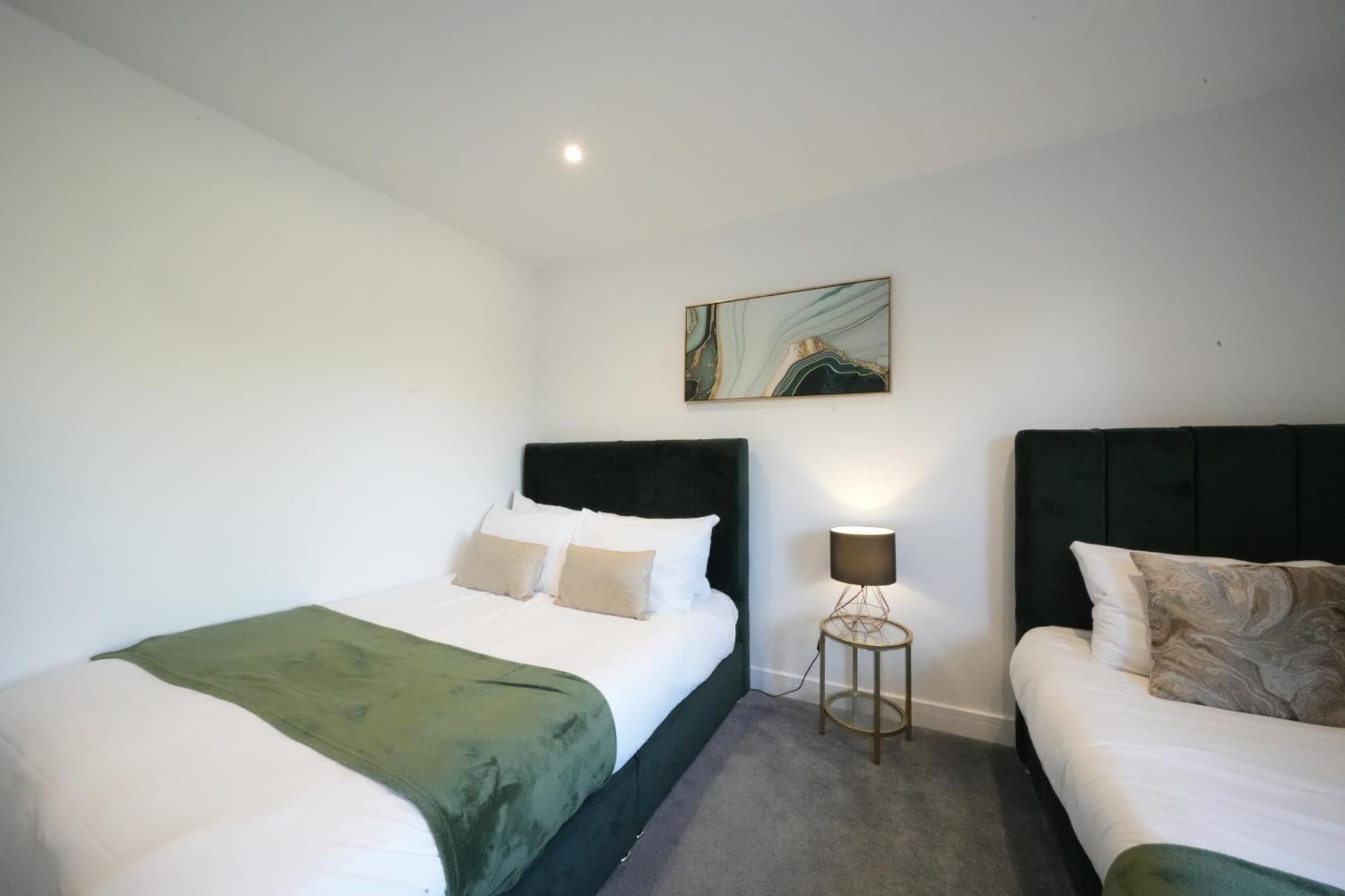 Apartment 10 Min Drive To Airport - Free Parking - 15 Min Bus Ride - Ev Charge Available Stanwell