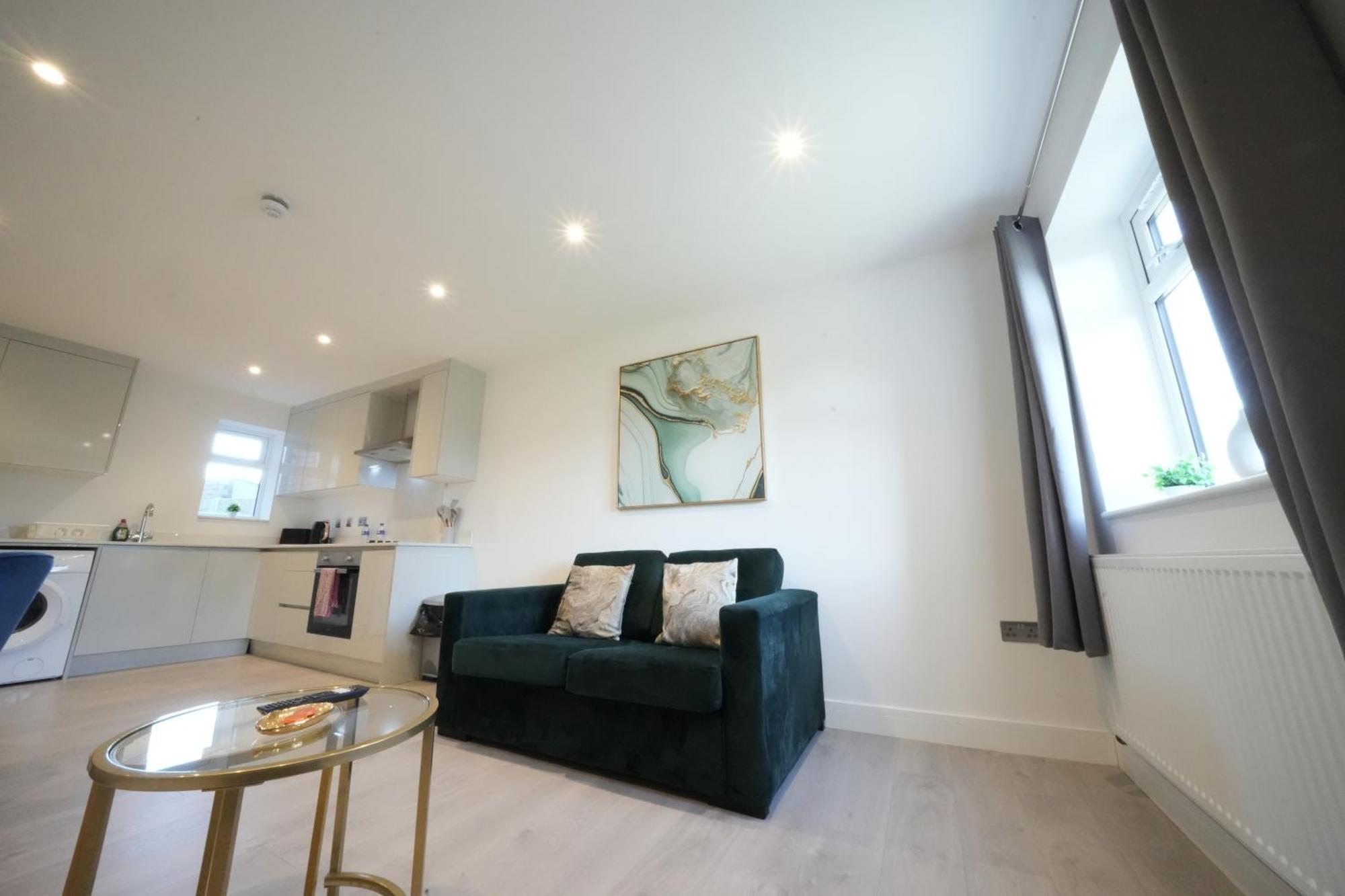 10 Min Drive To Airport - Free Parking - 15 Min Bus Ride - Ev Charge Available Stanwell