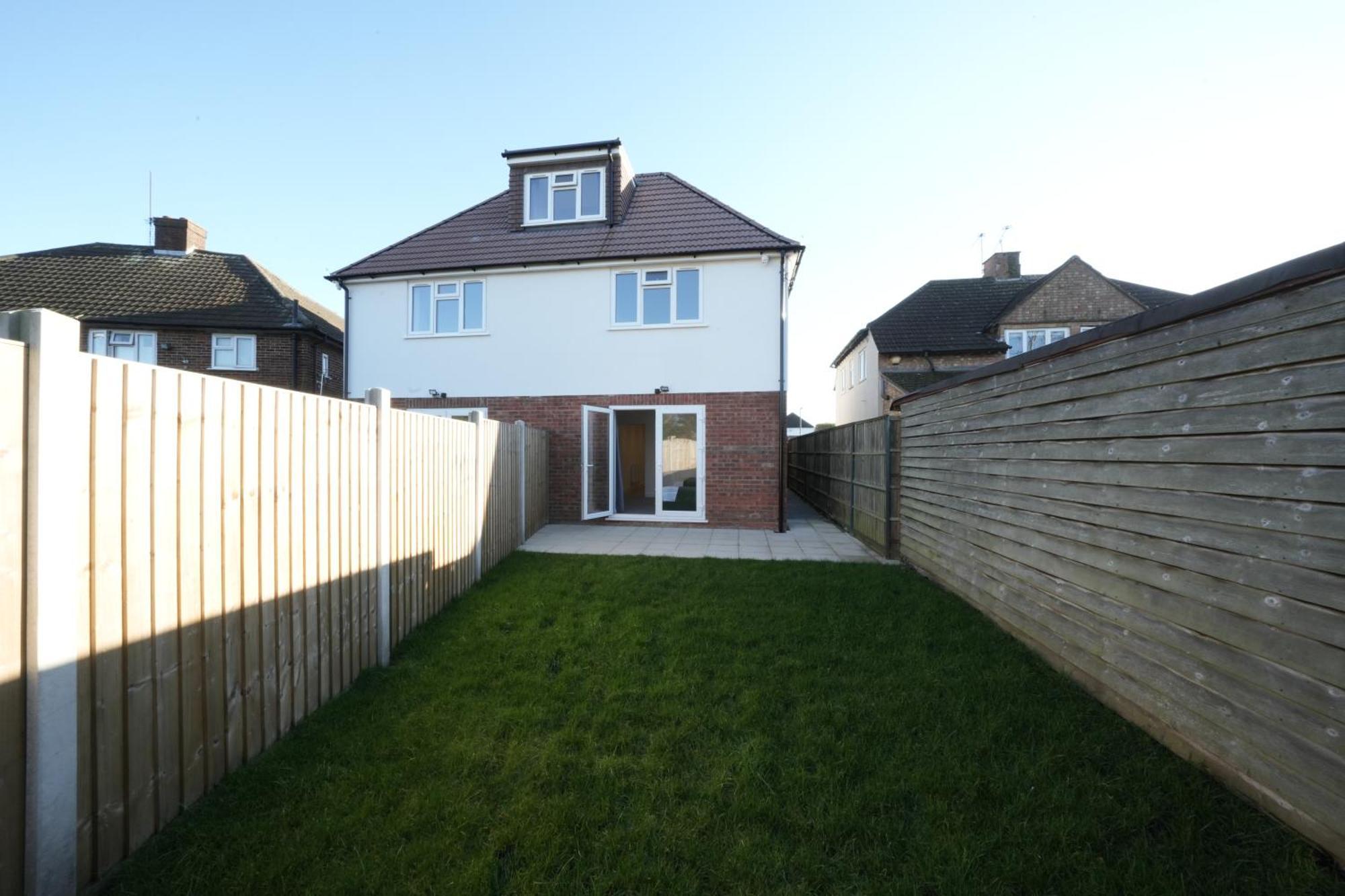 10 Min Drive To Airport - Free Parking - 15 Min Bus Ride - Ev Charge Available Apartment Stanwell