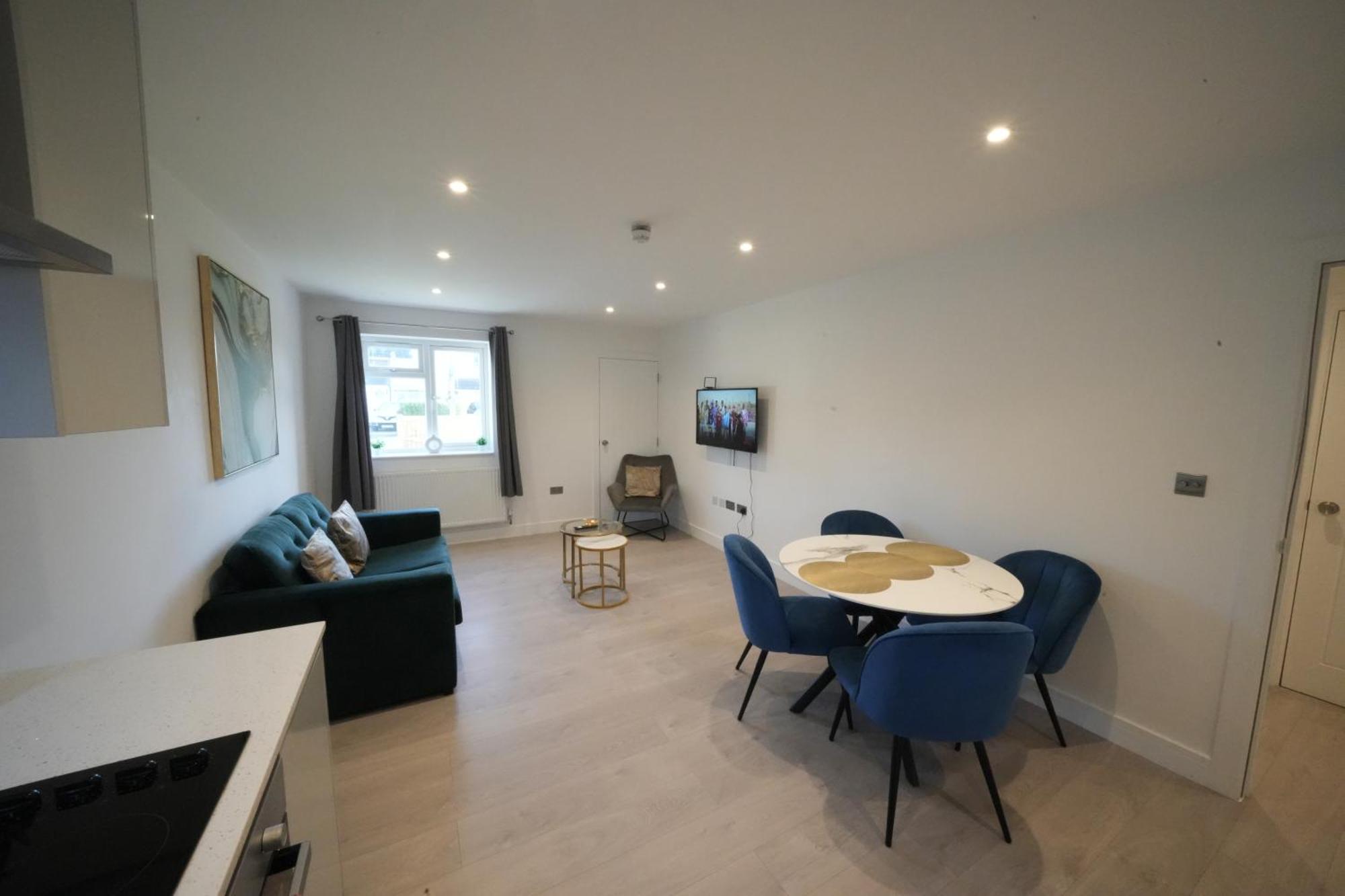 10 Min Drive To Airport - Free Parking - 15 Min Bus Ride - Ev Charge Available * Stanwell
