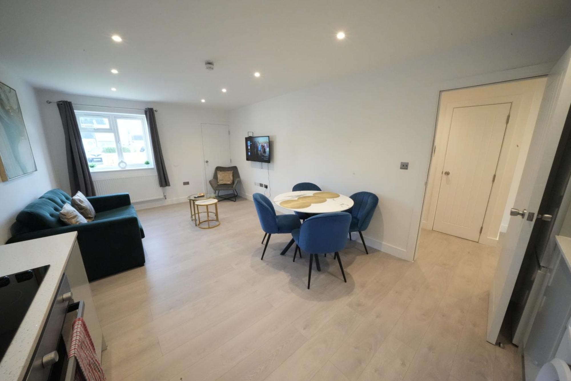 10 Min Drive To Airport - Free Parking - 15 Min Bus Ride - Ev Charge Available