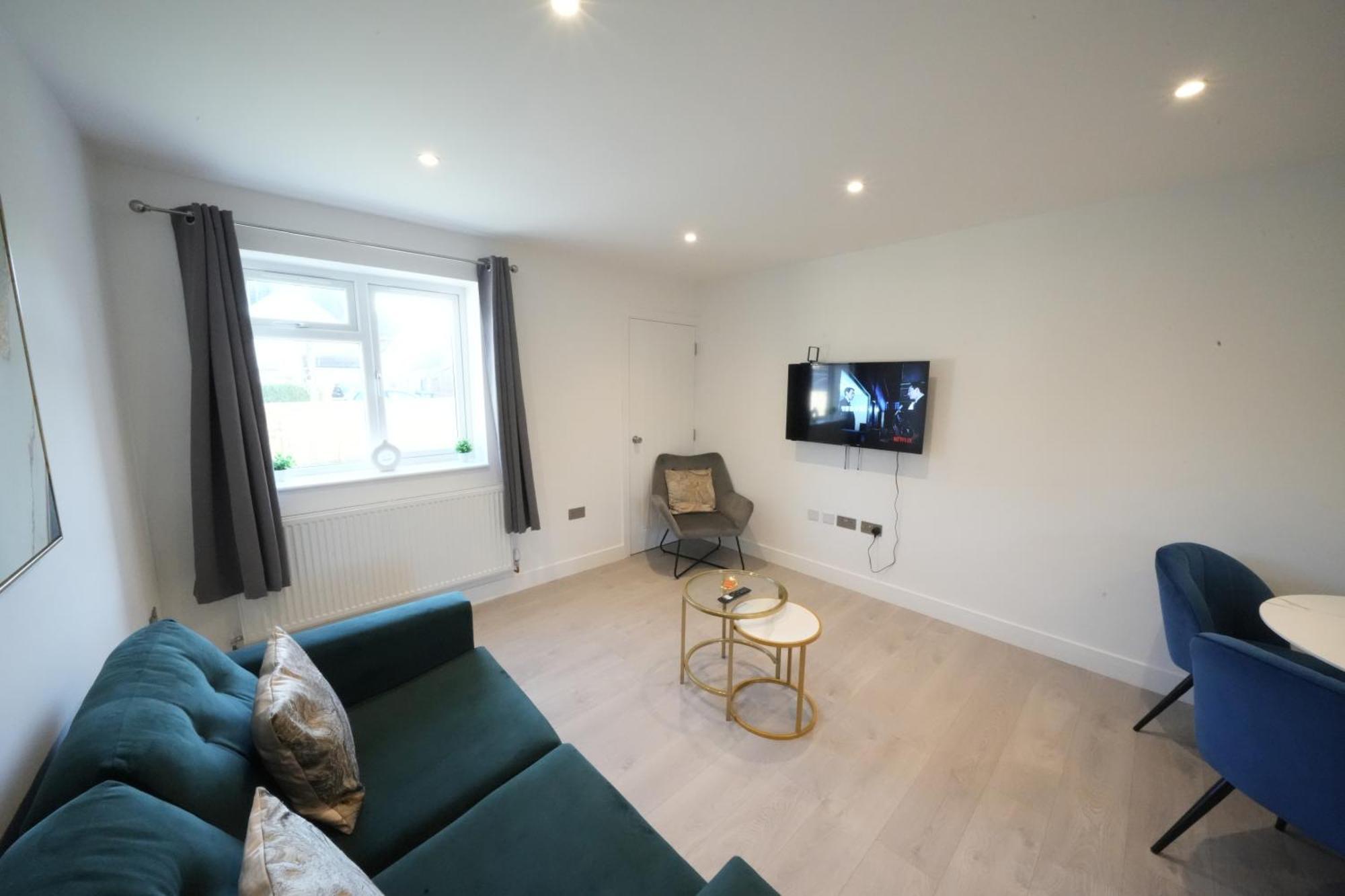 10 Min Drive To Airport - Free Parking - 15 Min Bus Ride - Ev Charge Available Apartment