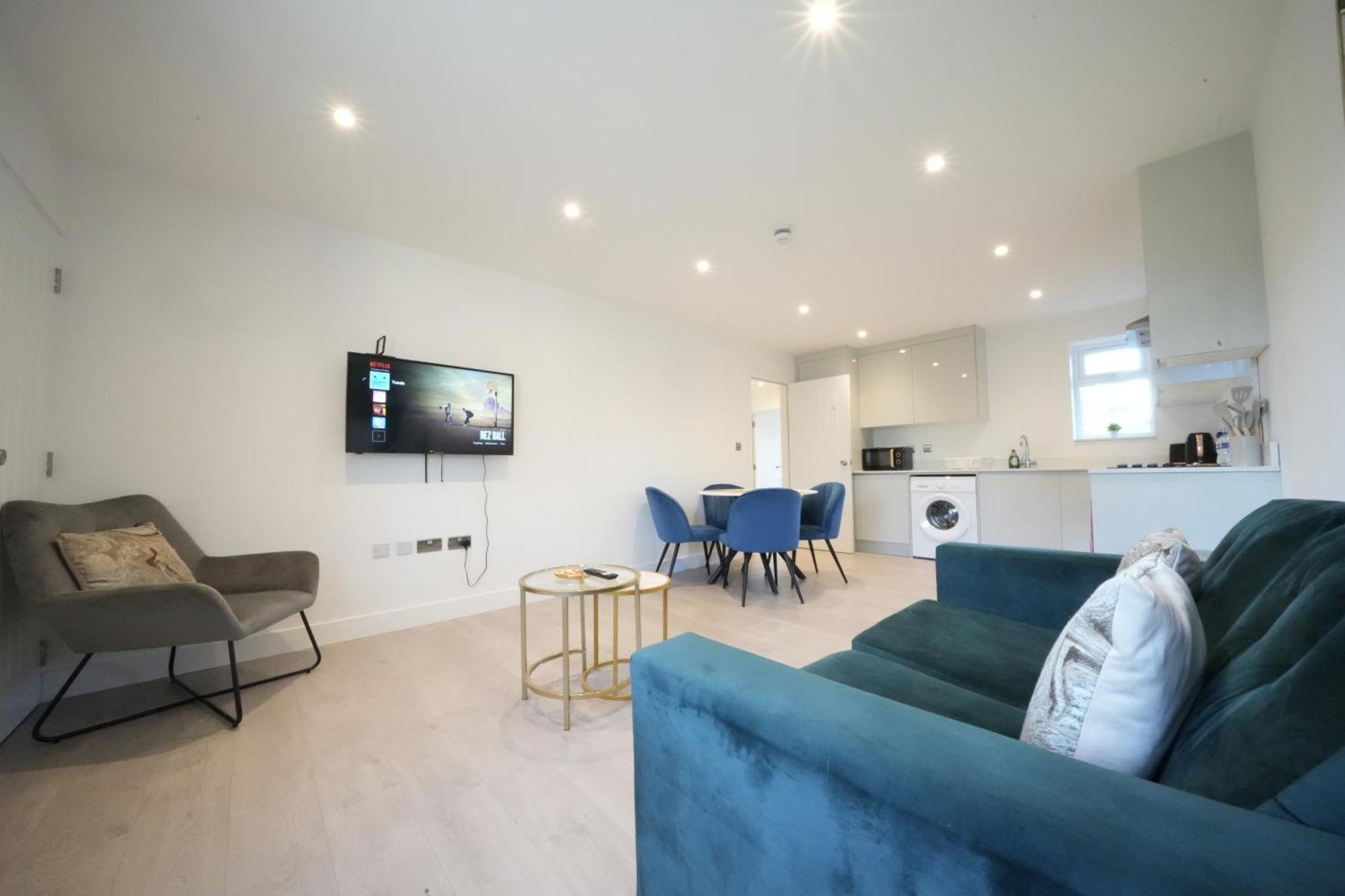 Apartment 10 Min Drive To Airport - Free Parking - 15 Min Bus Ride - Ev Charge Available