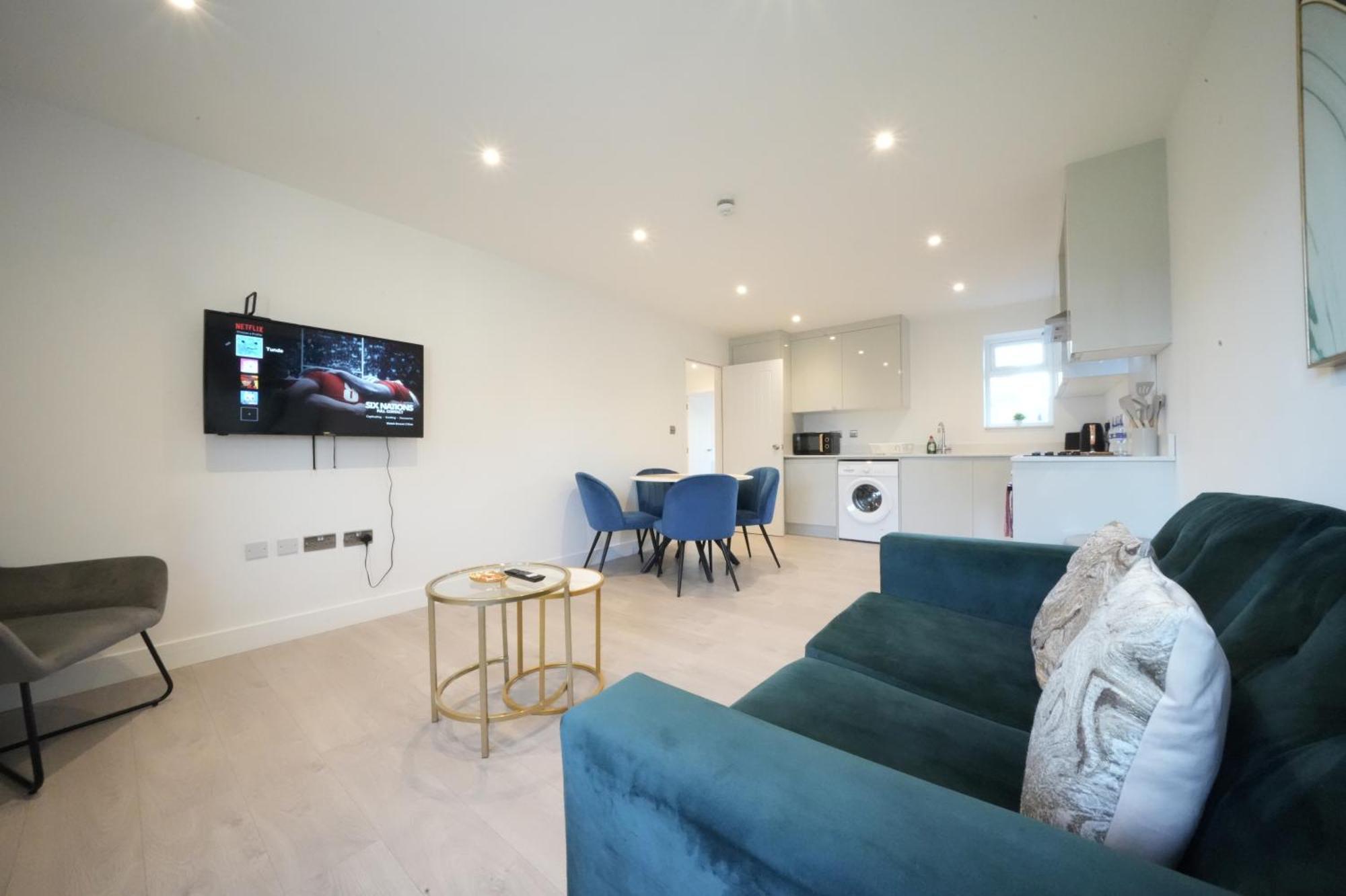 10 Min Drive To Airport - Free Parking - 15 Min Bus Ride - Ev Charge Available Apartment *