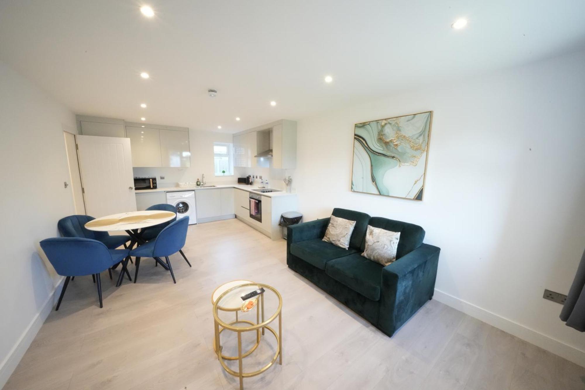 10 Min Drive To Airport - Free Parking - 15 Min Bus Ride - Ev Charge Available Apartment Stanwell
