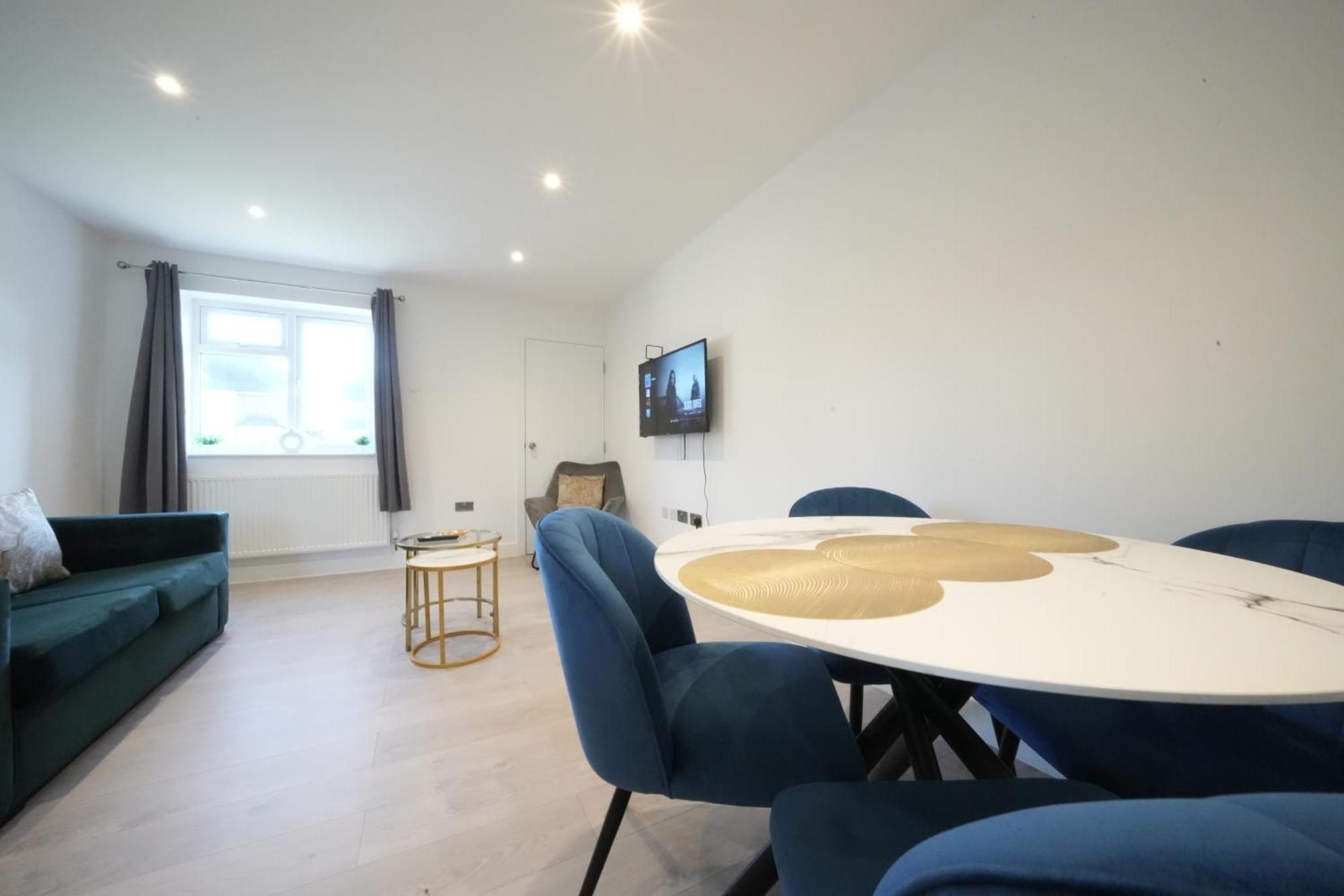 10 Min Drive To Airport - Free Parking - 15 Min Bus Ride - Ev Charge Available *