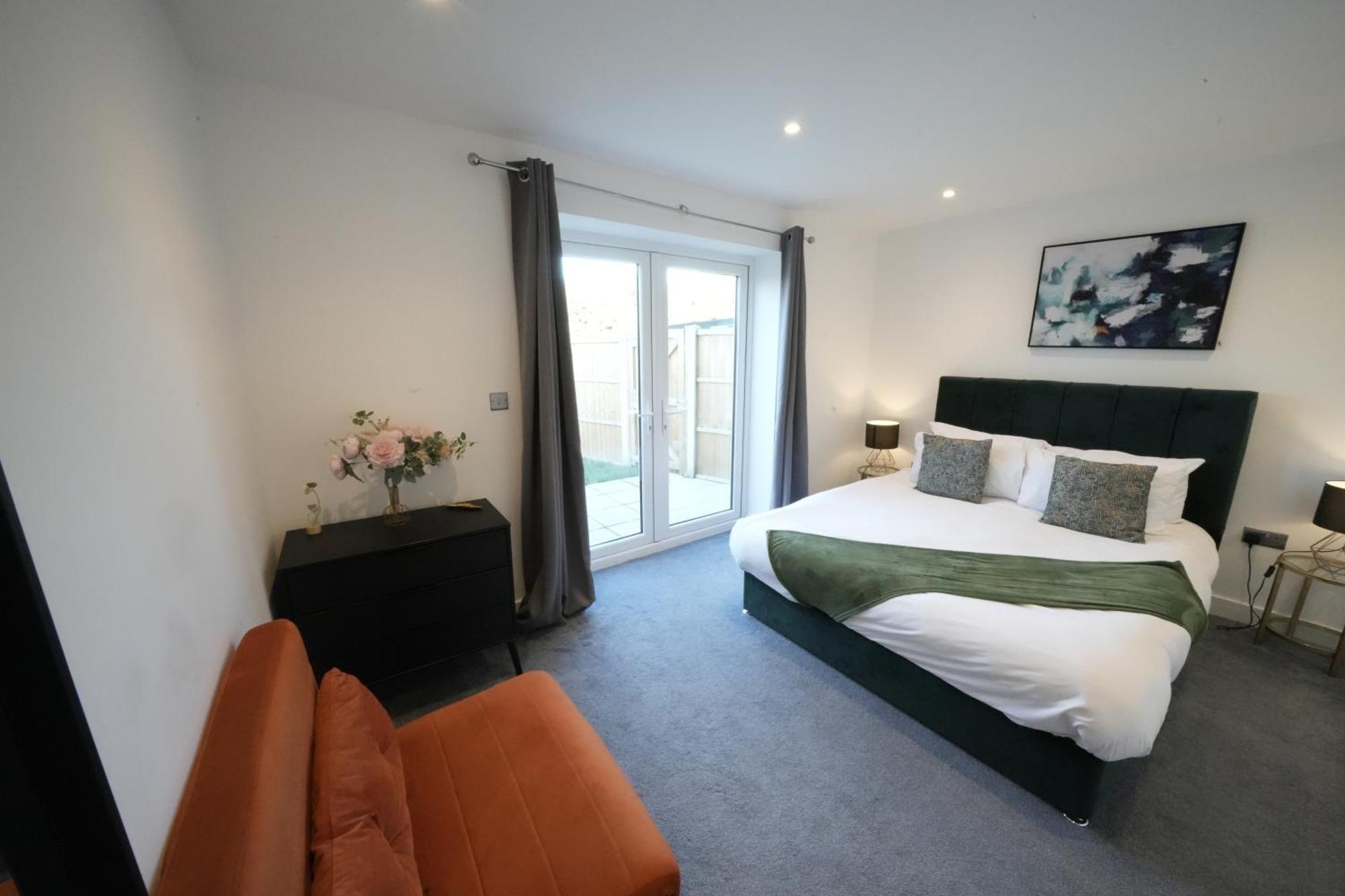 10 Min Drive To Airport - Free Parking - 15 Min Bus Ride - Ev Charge Available