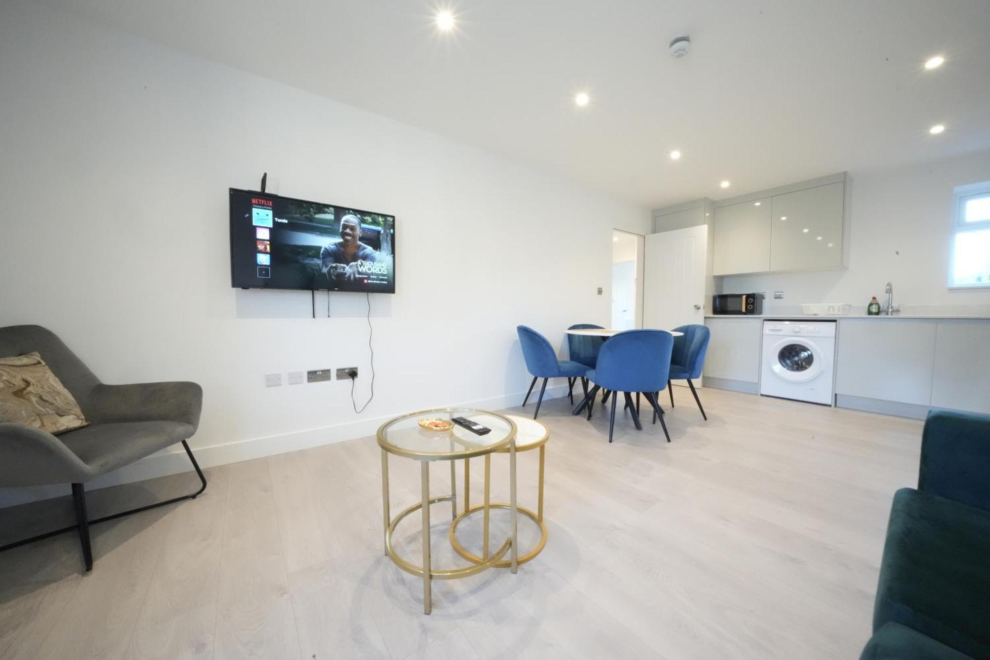 Apartment 10 Min Drive To Airport - Free Parking - 15 Min Bus Ride - Ev Charge Available