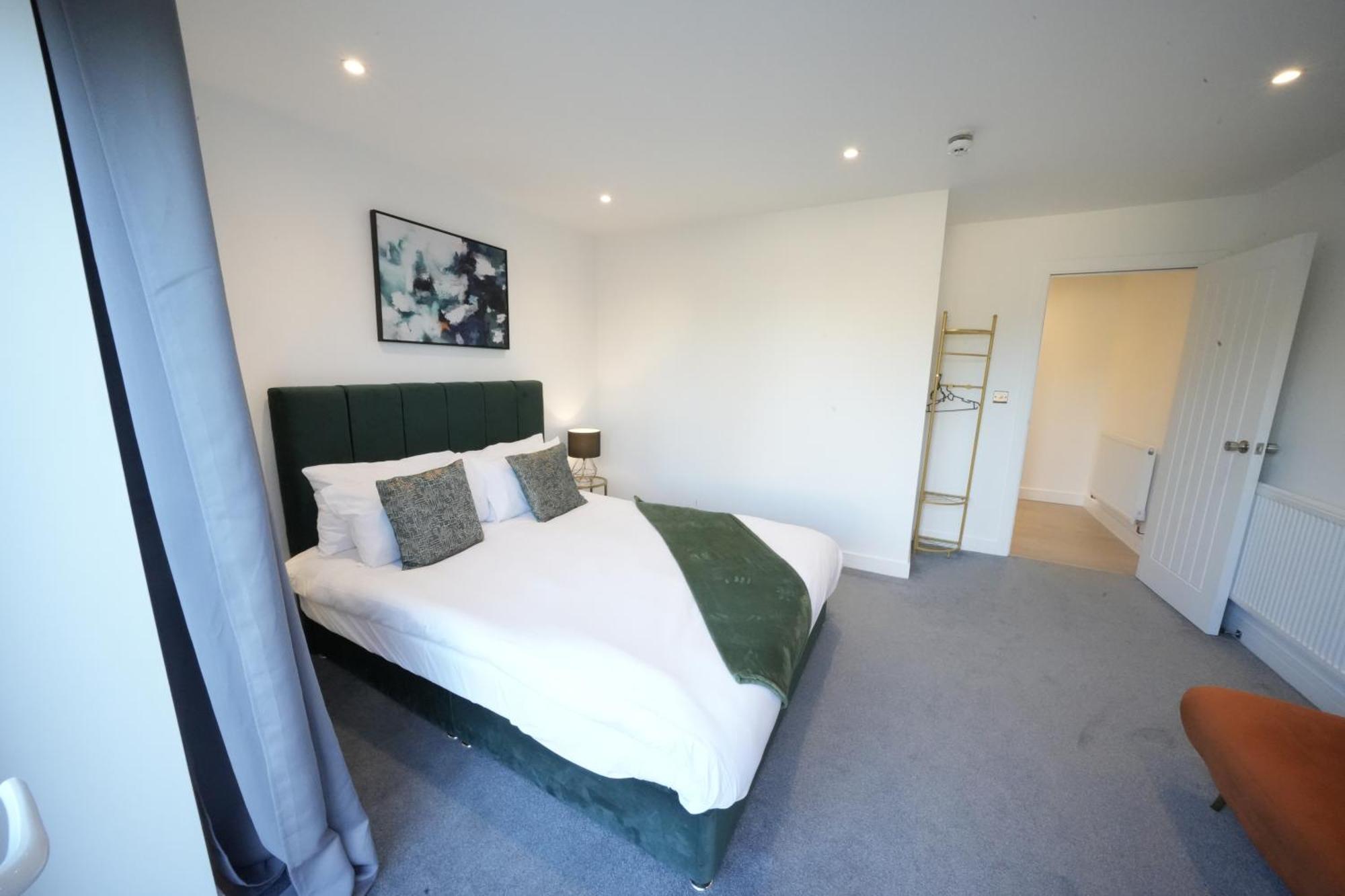 10 Min Drive To Airport - Free Parking - 15 Min Bus Ride - Ev Charge Available Apartment *