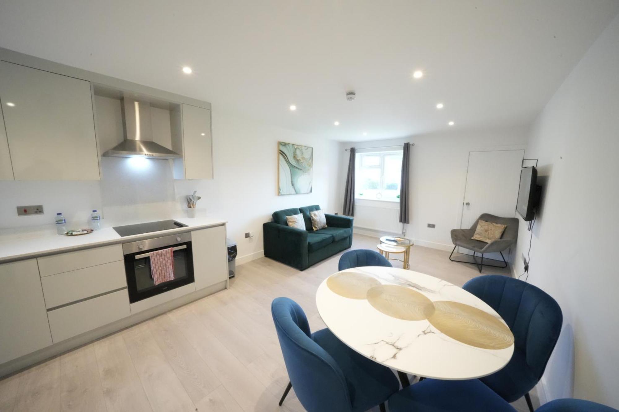 10 Min Drive To Airport - Free Parking - 15 Min Bus Ride - Ev Charge Available Apartment Stanwell