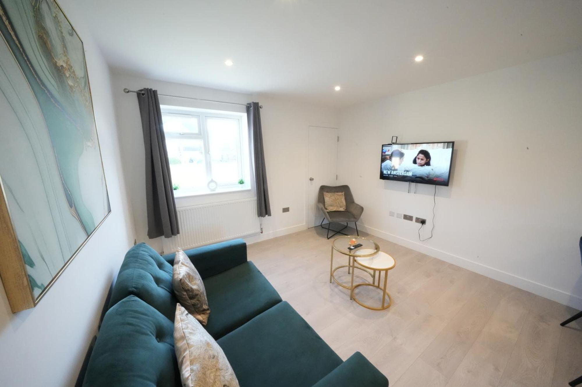 10 Min Drive To Airport - Free Parking - 15 Min Bus Ride - Ev Charge Available *