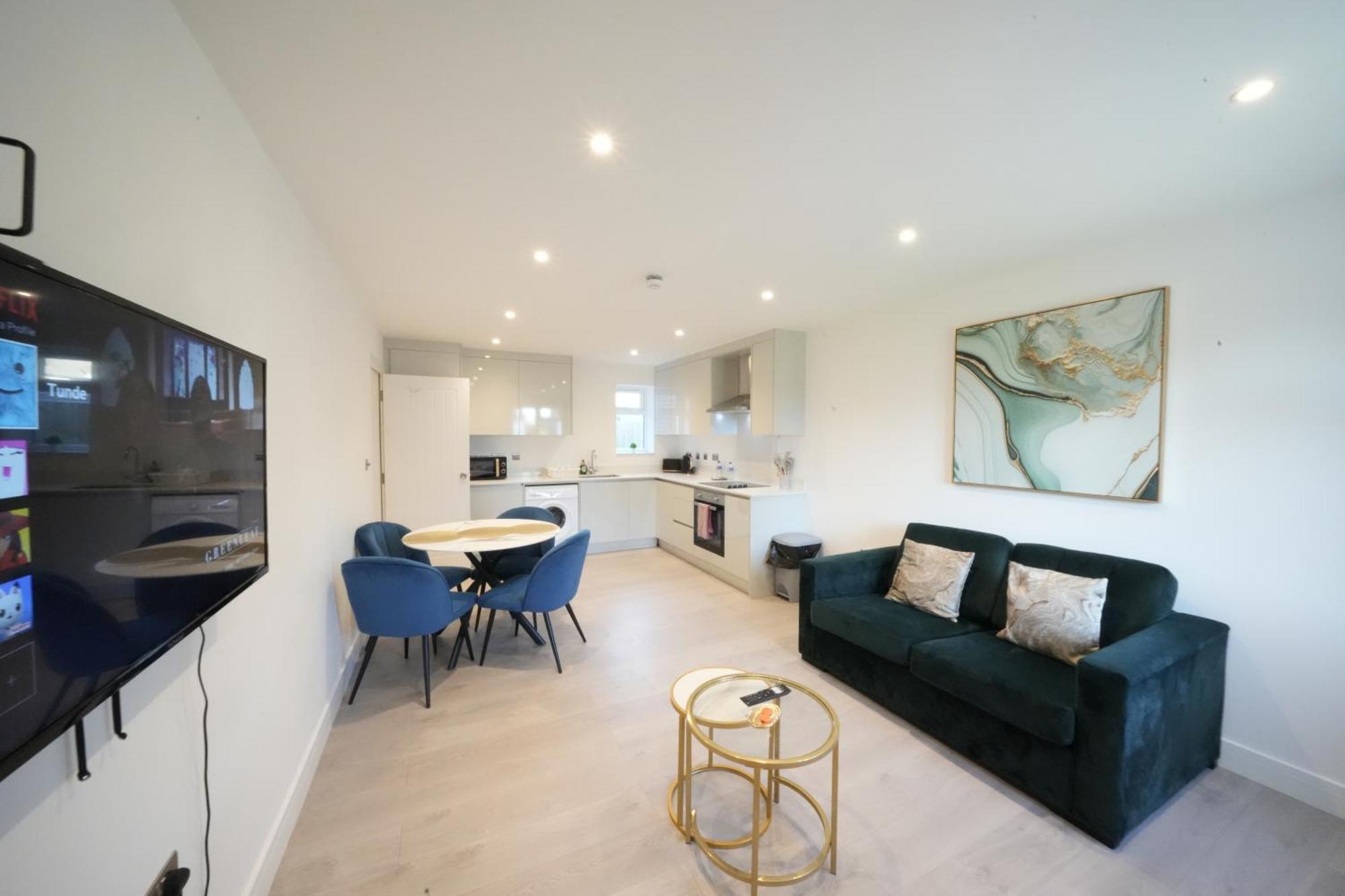 10 Min Drive To Airport - Free Parking - 15 Min Bus Ride - Ev Charge Available Stanwell