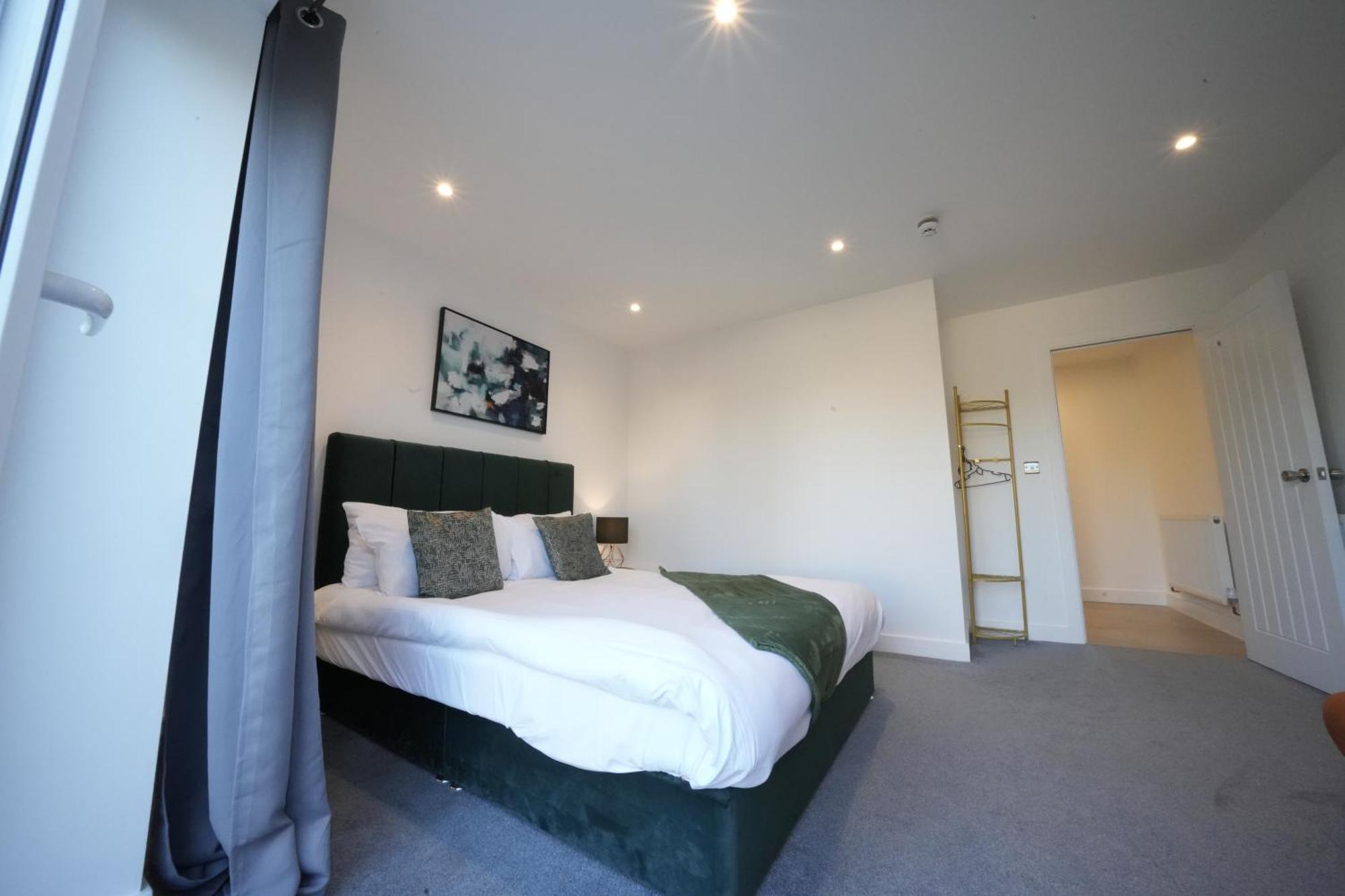 10 Min Drive To Airport - Free Parking - 15 Min Bus Ride - Ev Charge Available