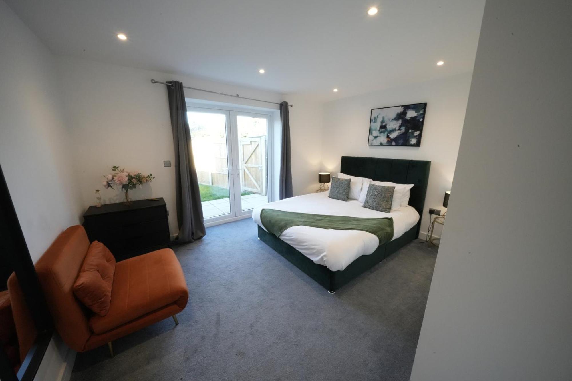 10 Min Drive To Airport - Free Parking - 15 Min Bus Ride - Ev Charge Available Apartment Stanwell