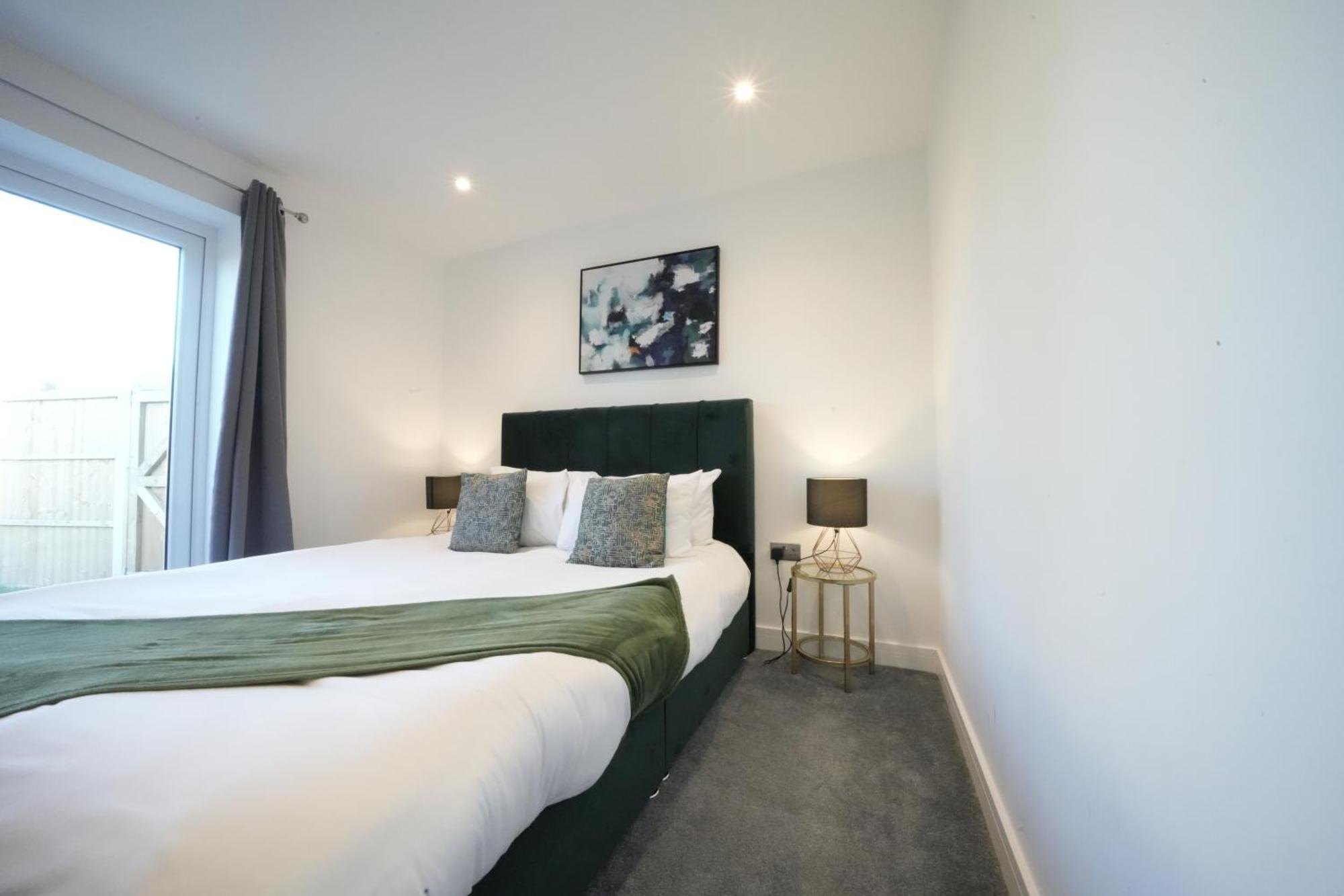 10 Min Drive To Airport - Free Parking - 15 Min Bus Ride - Ev Charge Available * Stanwell