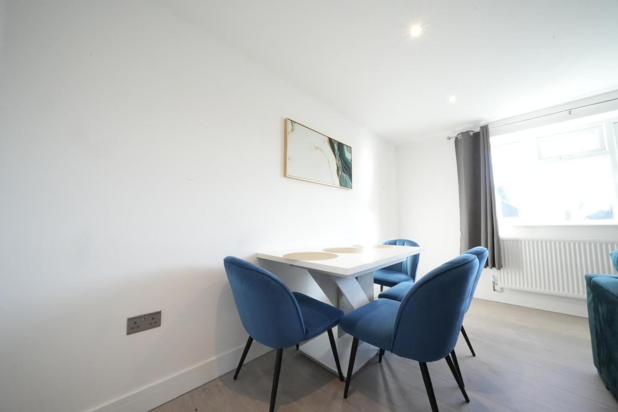 10 Min Drive To Airport - Free Parking - 15 Min Bus Ride - Ev Charge Available Apartment *