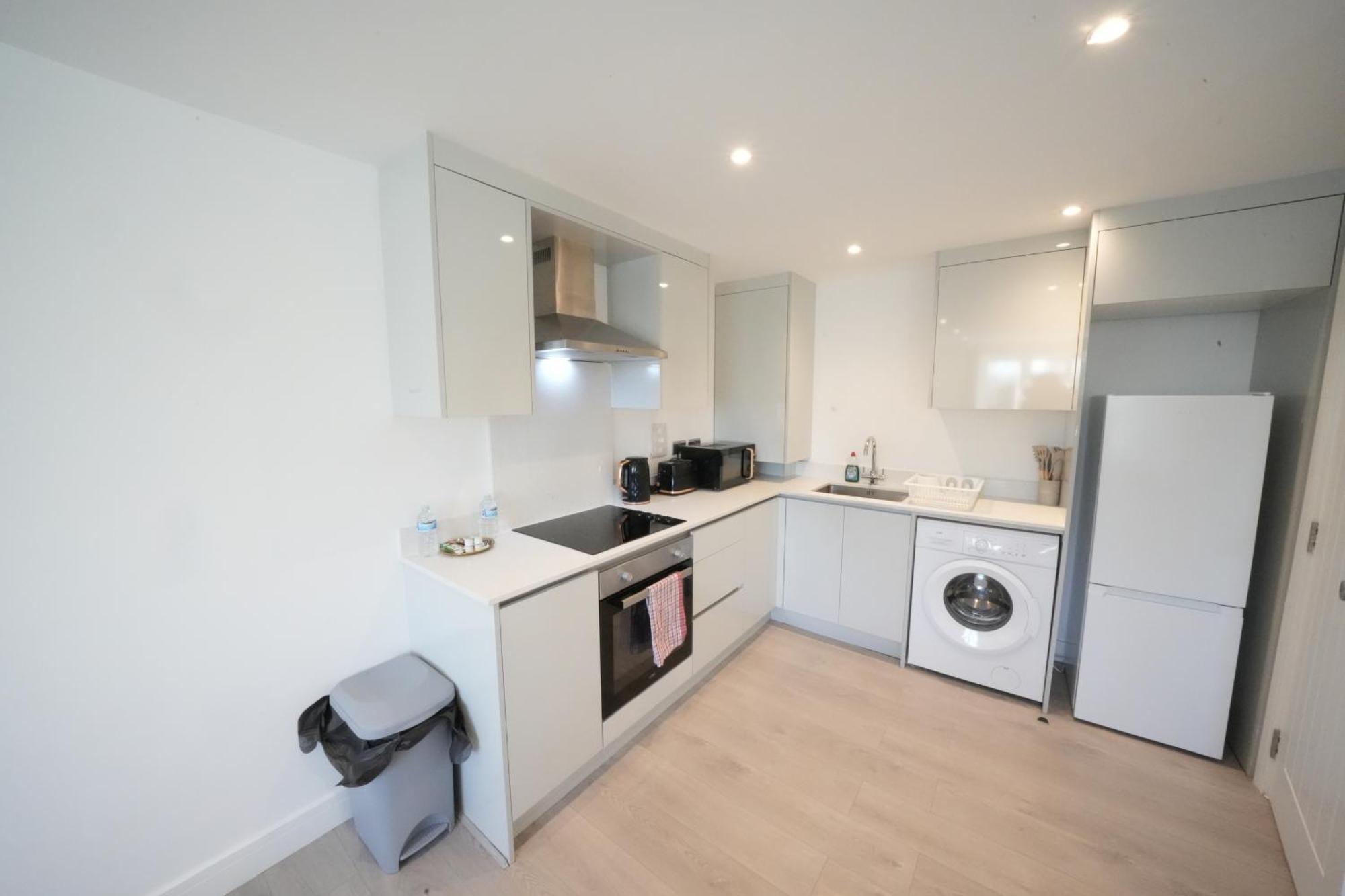 10 Min Drive To Airport - Free Parking - 15 Min Bus Ride - Ev Charge Available