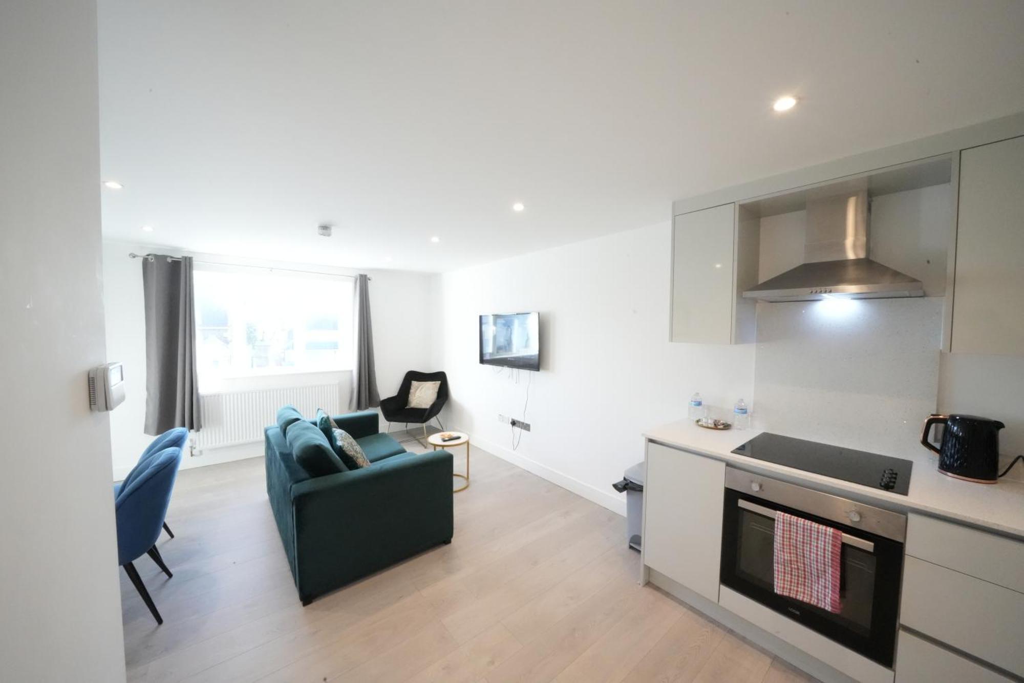 Apartment 10 Min Drive To Airport - Free Parking - 15 Min Bus Ride - Ev Charge Available *
