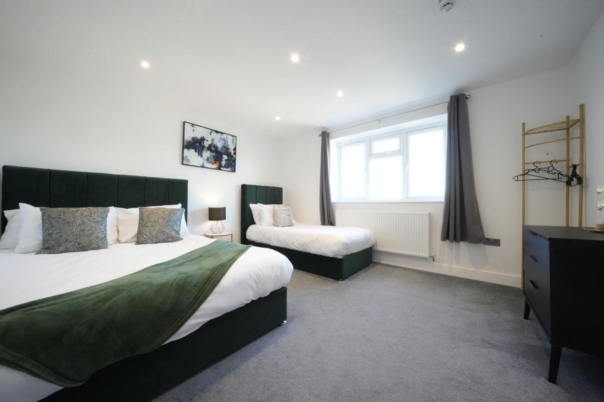 10 Min Drive To Airport - Free Parking - 15 Min Bus Ride - Ev Charge Available *