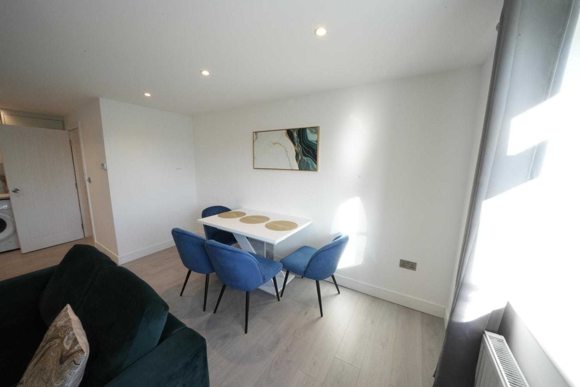 10 Min Drive To Airport - Free Parking - 15 Min Bus Ride - Ev Charge Available * Stanwell