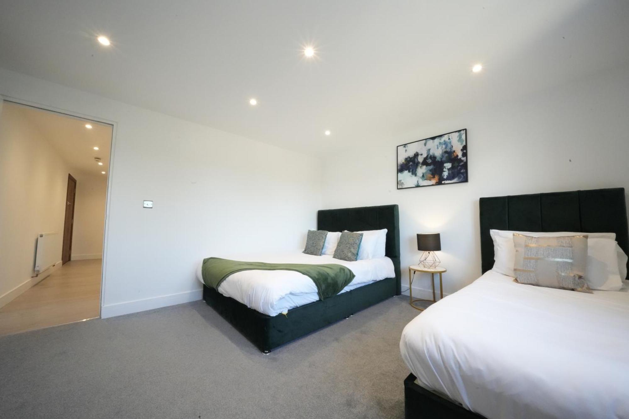10 Min Drive To Airport - Free Parking - 15 Min Bus Ride - Ev Charge Available