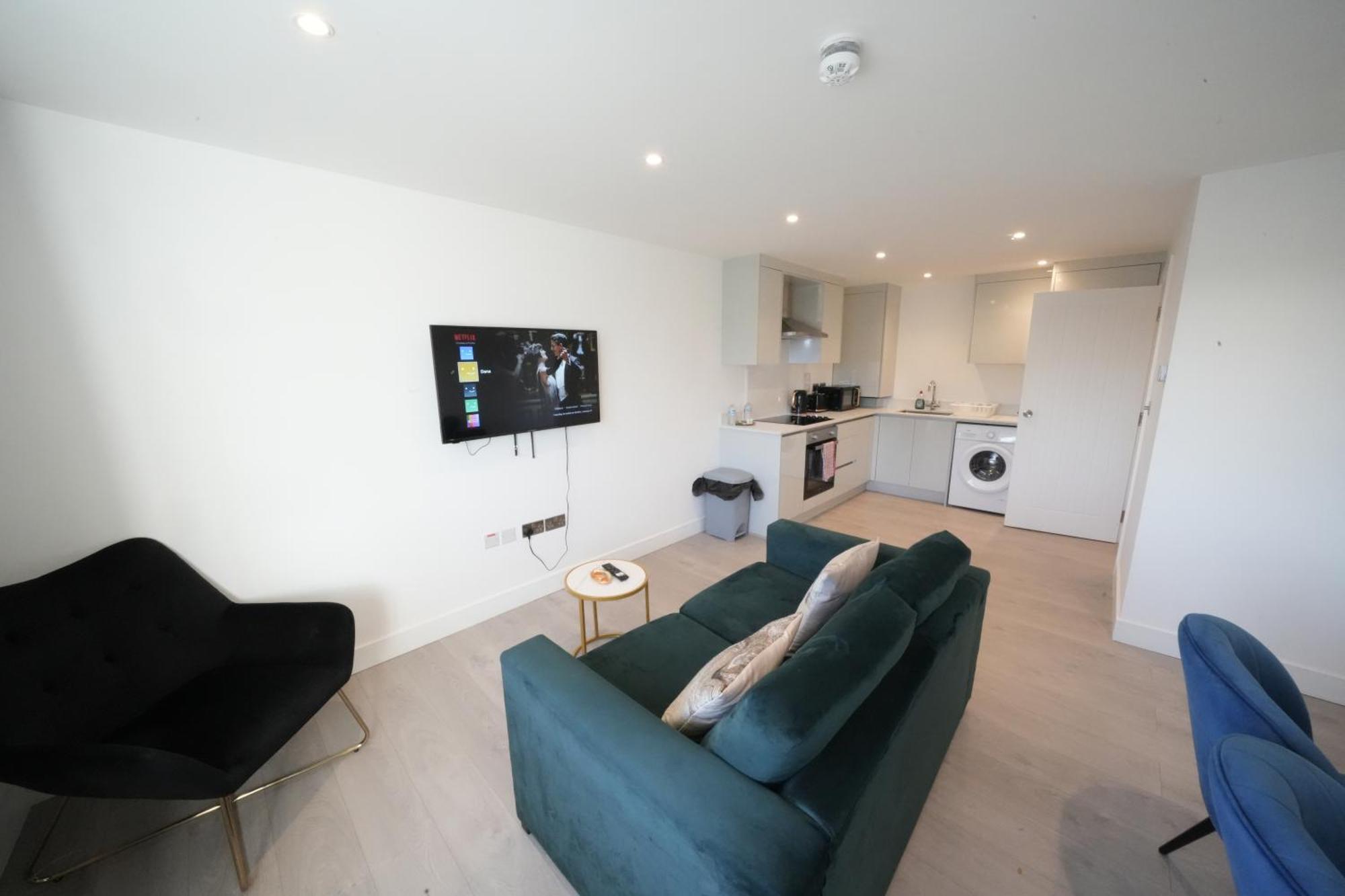 10 Min Drive To Airport - Free Parking - 15 Min Bus Ride - Ev Charge Available Apartment