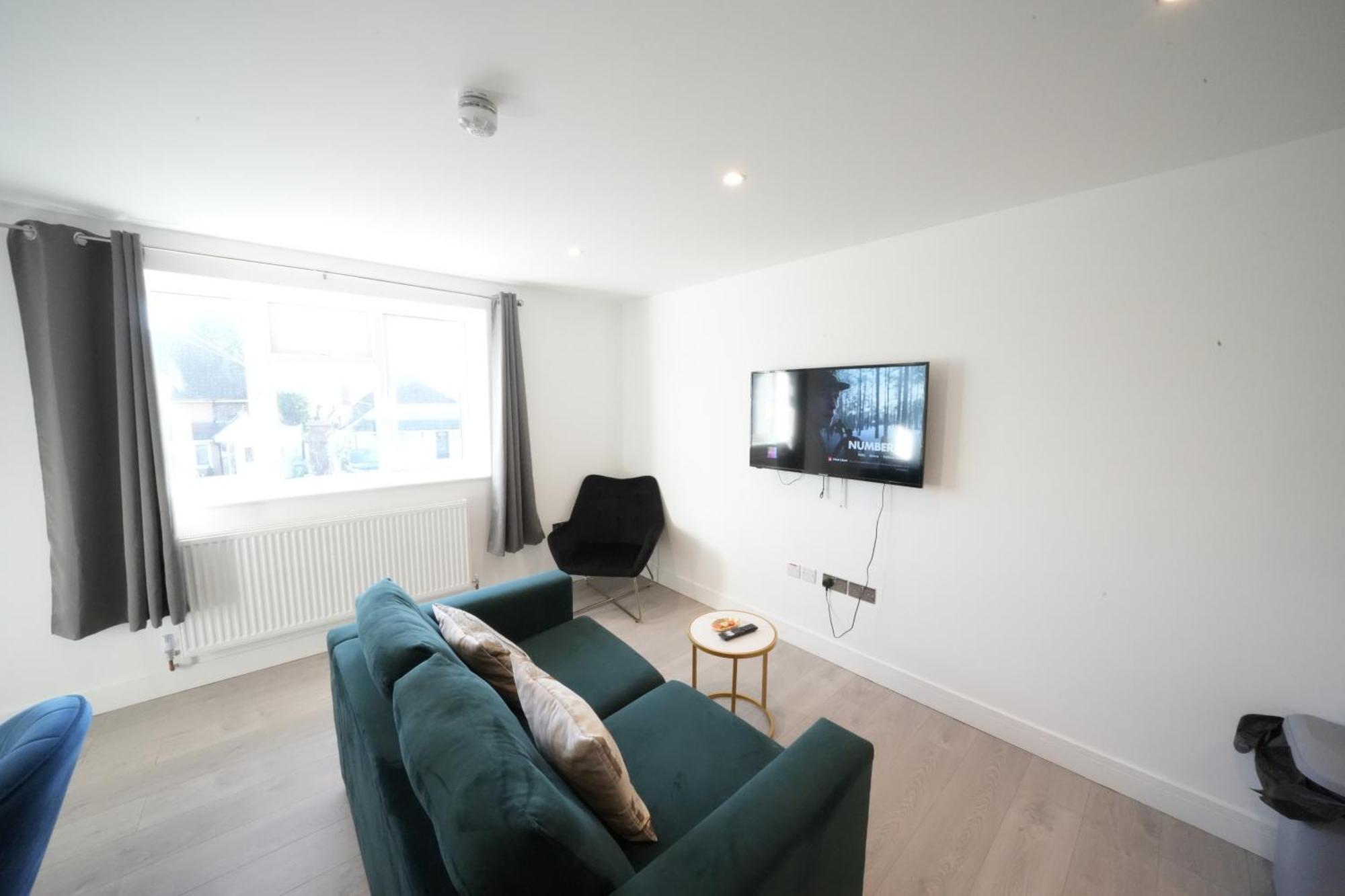 Apartment 10 Min Drive To Airport - Free Parking - 15 Min Bus Ride - Ev Charge Available