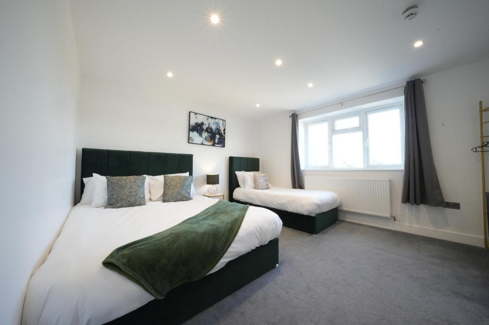 10 Min Drive To Airport - Free Parking - 15 Min Bus Ride - Ev Charge Available Apartment *
